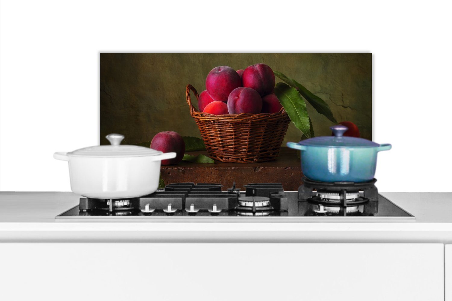 MuchoWow Küchenrückwand Korb - Pflaume - Rosa - Rustikal - Obst - Stilleben, (1-tlg), 60x30 cm, Wandschutz, gegen Fett und Schmutzflecken für Küchen
