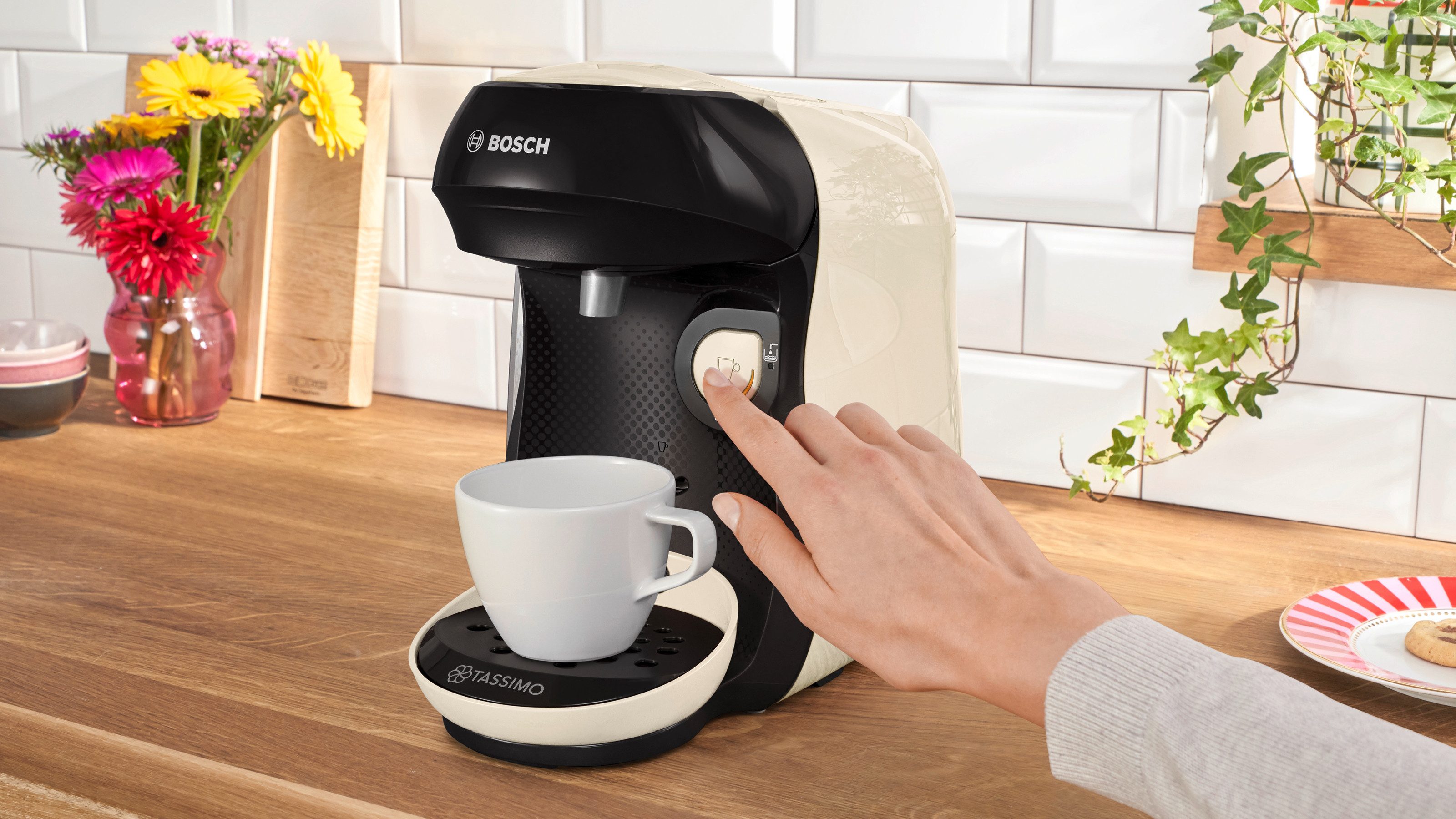 TASSIMO Kapselmaschine happy friendly TAS107E, über 70 Getränke, platzsparend, geeignet für alle Tassen, Wassertank 0,7 L, schwarz