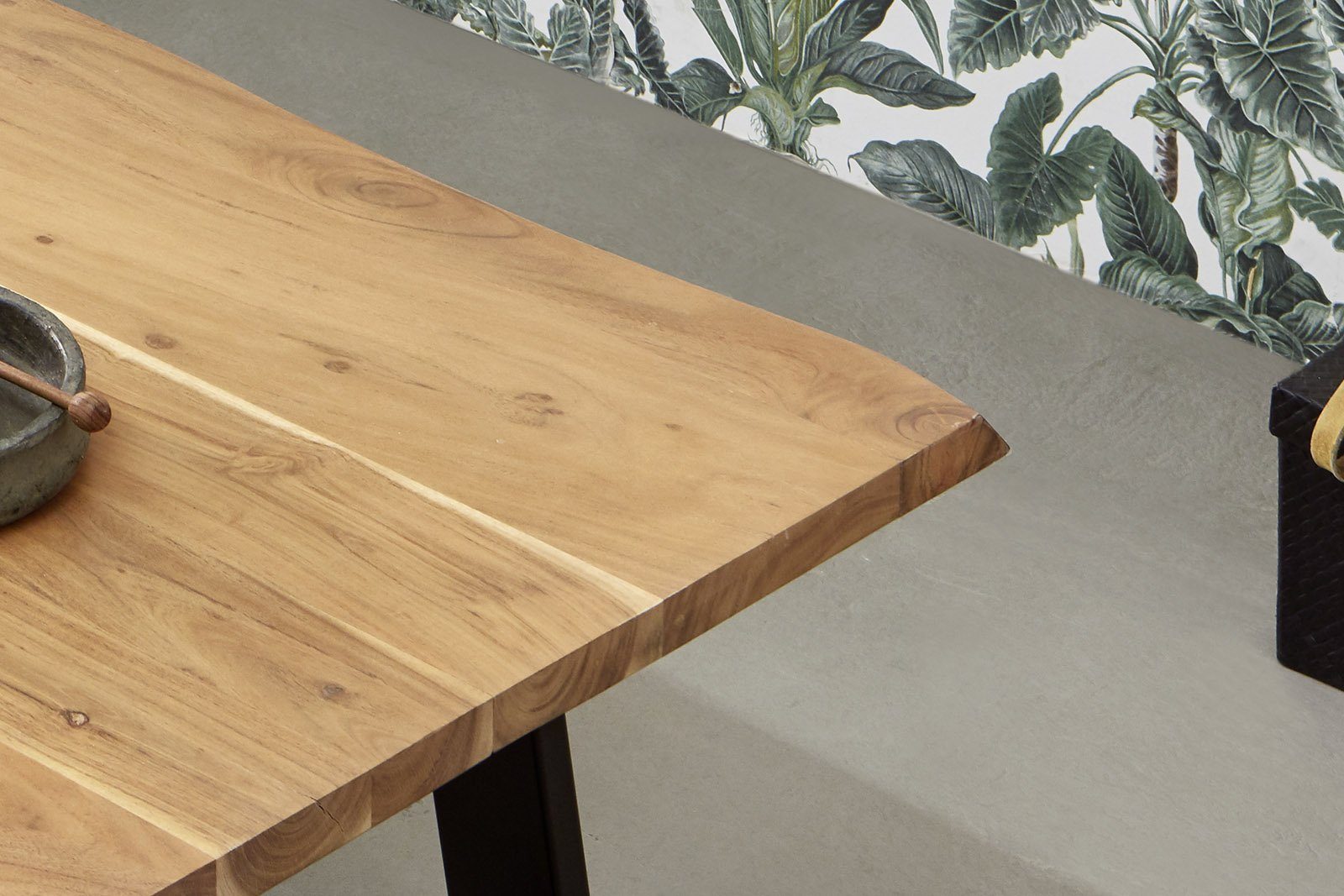 Stärke 26mm, Matteo, Massivholz, Baumkante natürliche der Akazie Junado® Tischplatte naturfarben Couchtisch