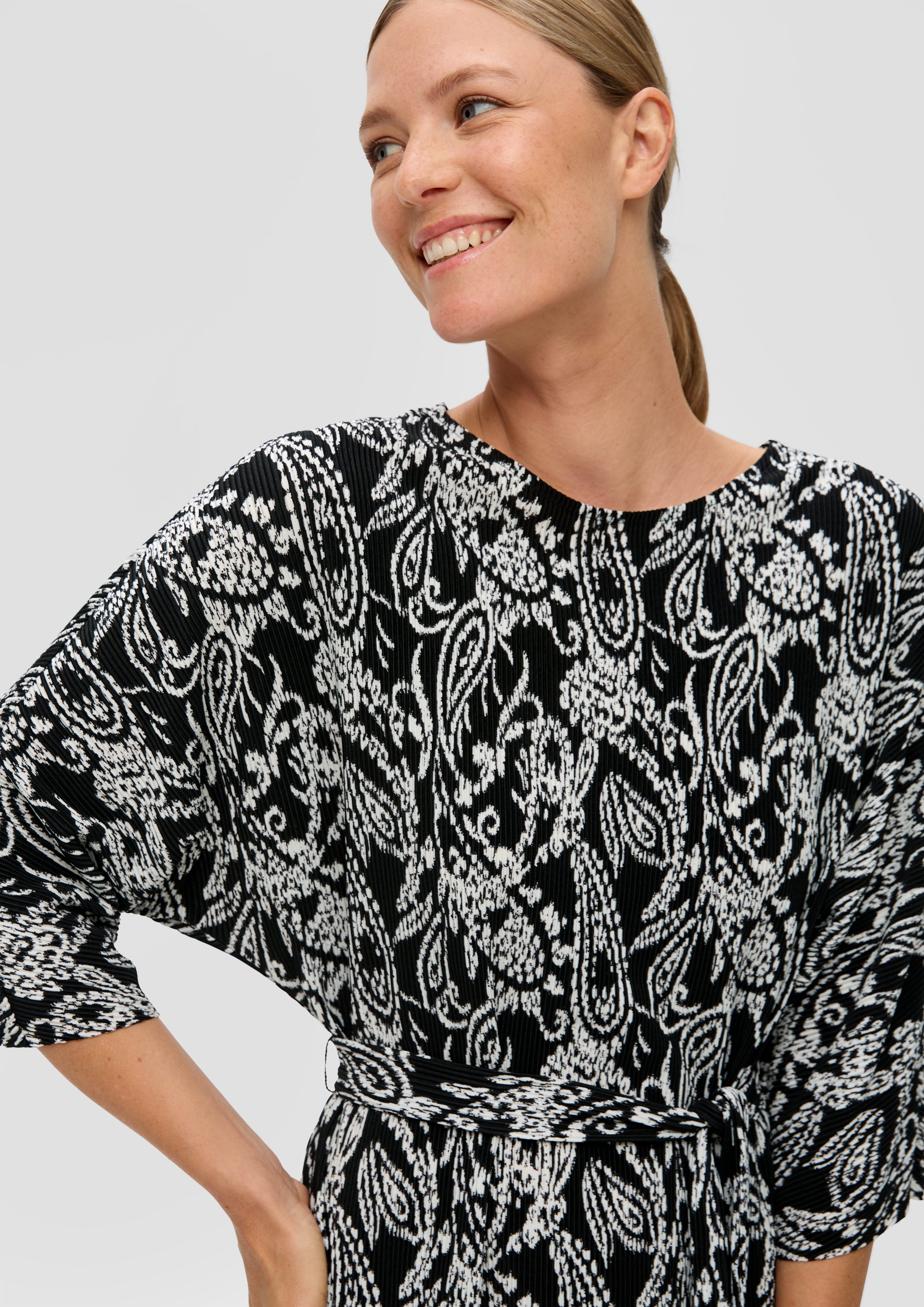 s.Oliver Maxikleid Midi-Kleid mit Plisseefalten günstig online kaufen