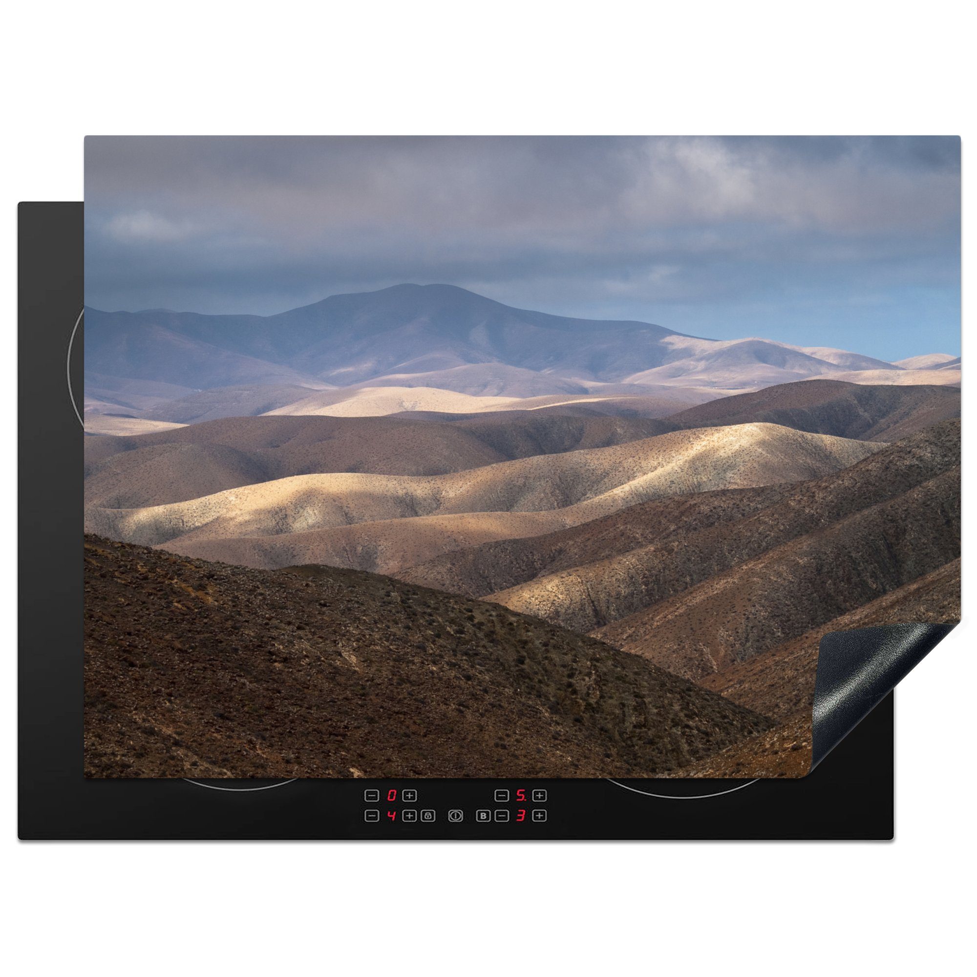 MuchoWow Herdblende-/Abdeckplatte Eine karge Berglandschaft unter einem dunklen Himmel auf Fuerteventura, Vinyl, (1 tlg), 70x52 cm, Mobile Arbeitsfläche nutzbar, Ceranfeldabdeckung