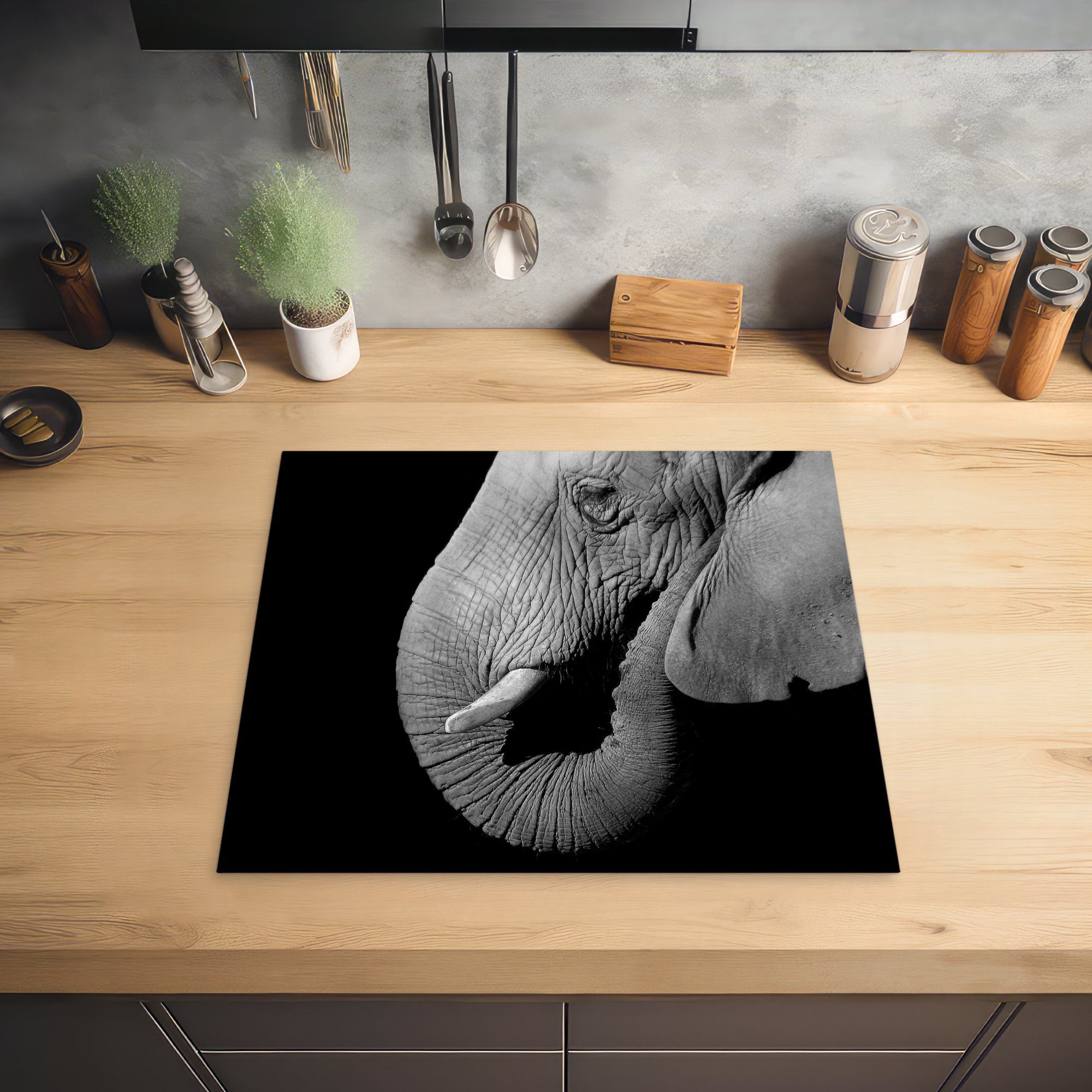 tlg), Elefanten Hintergrund MuchoWow Arbeitsfläche schwarzen 60x52 -, cm, eines nutzbar, auf Herdblende-/Abdeckplatte Ceranfeldabdeckung Close-up-Porträt einem (1 Mobile Vinyl,