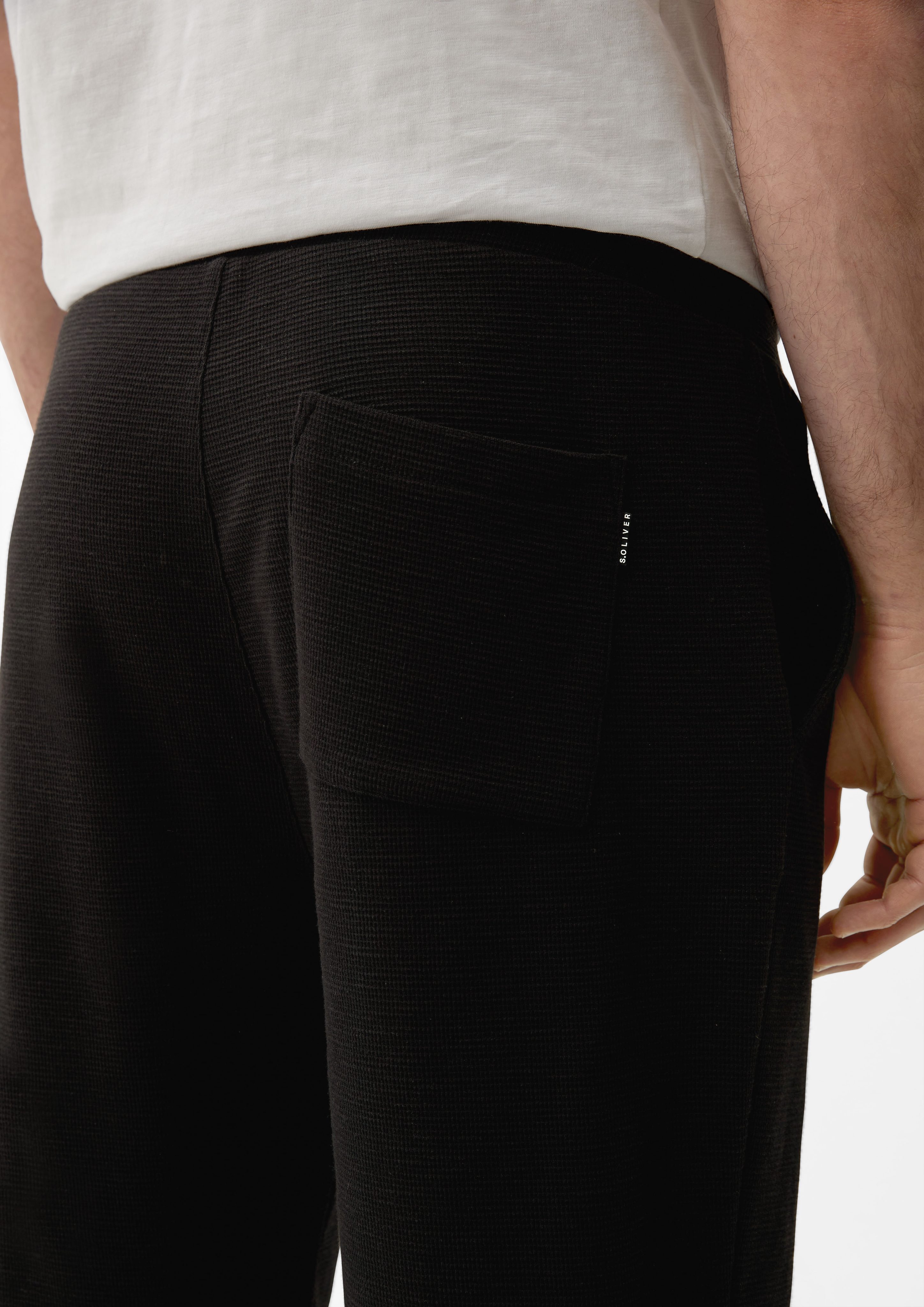 s.Oliver Bermudas Relaxed: Shorts Waffelpiqué-Struktur Durchzugkordel mit schwarz