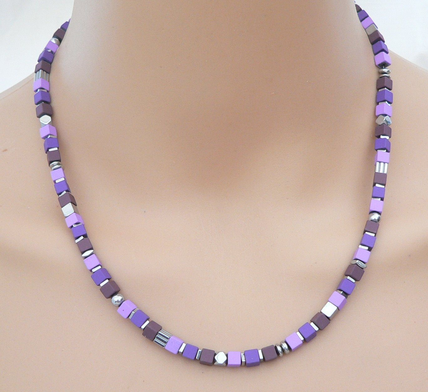 traumschmuck Collier 071d Halskette Würfelkette Hämatit matt lila flieder violett silber (Geschenk, Muttertag, Weihnachten, Geburtstag, Valentinstag, incl. Schmuckbox), handgefertigt, Made in Germany