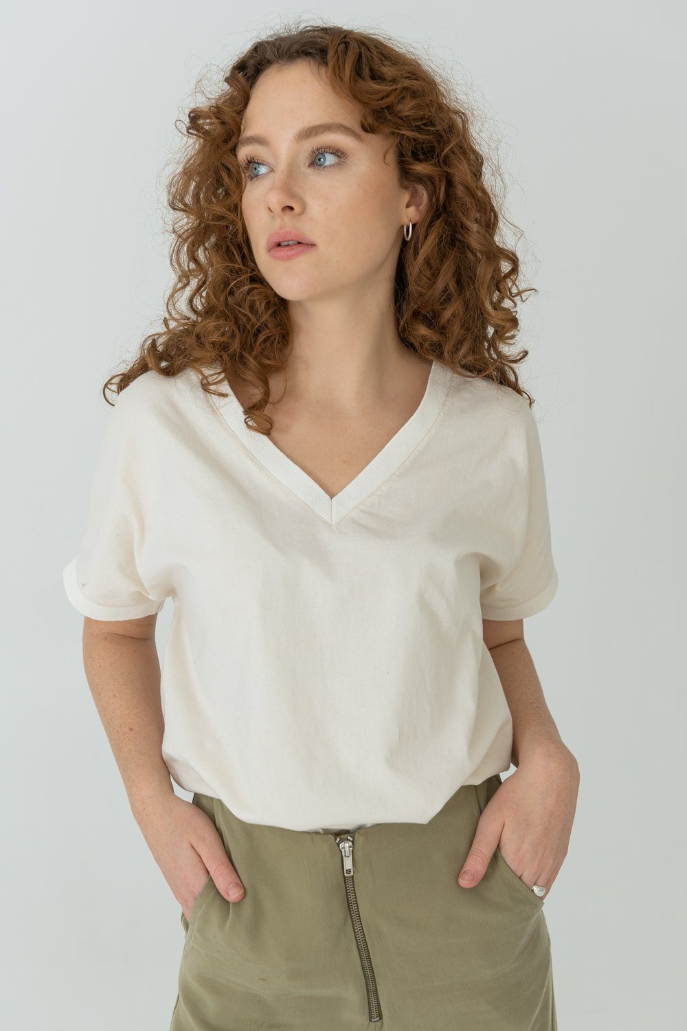 Bio-Baumwolle V-Ausschnitt OF MINE aus T-Shirt STORY ungefärbt T-Shirt