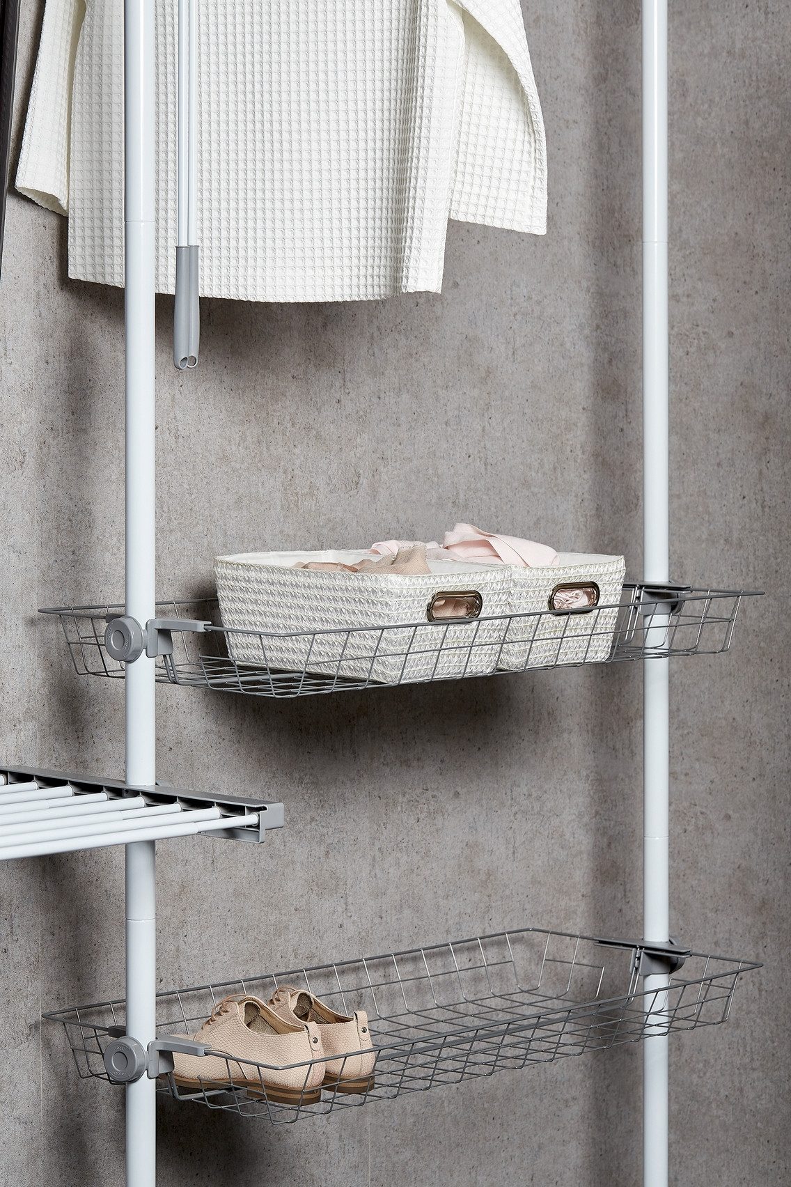 WENKO Teleskopregal Modell Herkules Duo, zum Klemmen ohne Bohren, verstellbar, mit 3 Kleiderstangen & 2 Körben – Bild 4 von 5