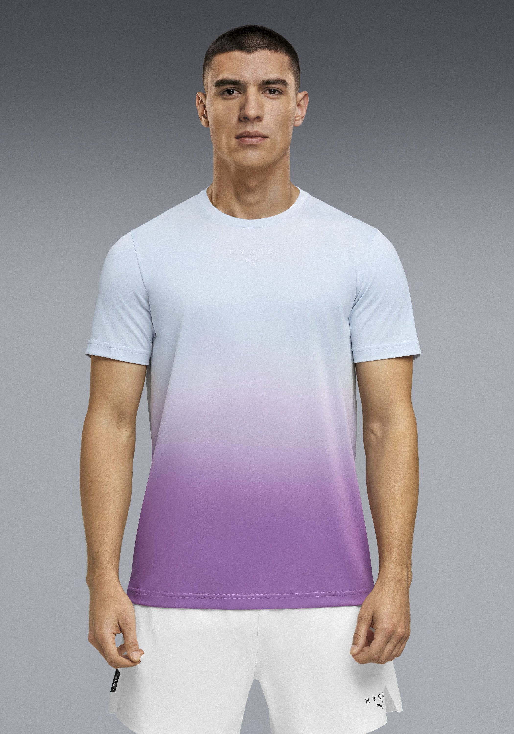 PUMA Trainingsshirt M X HYROX POLY GRAPHIC TEE reguläre Passform, Kurzarm, für Fitness und sportliche Aktivitäten