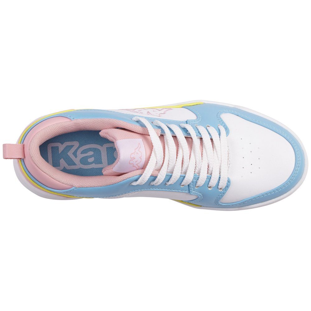 angesagter Sneaker mit white-l'blue Plateausohle Kappa