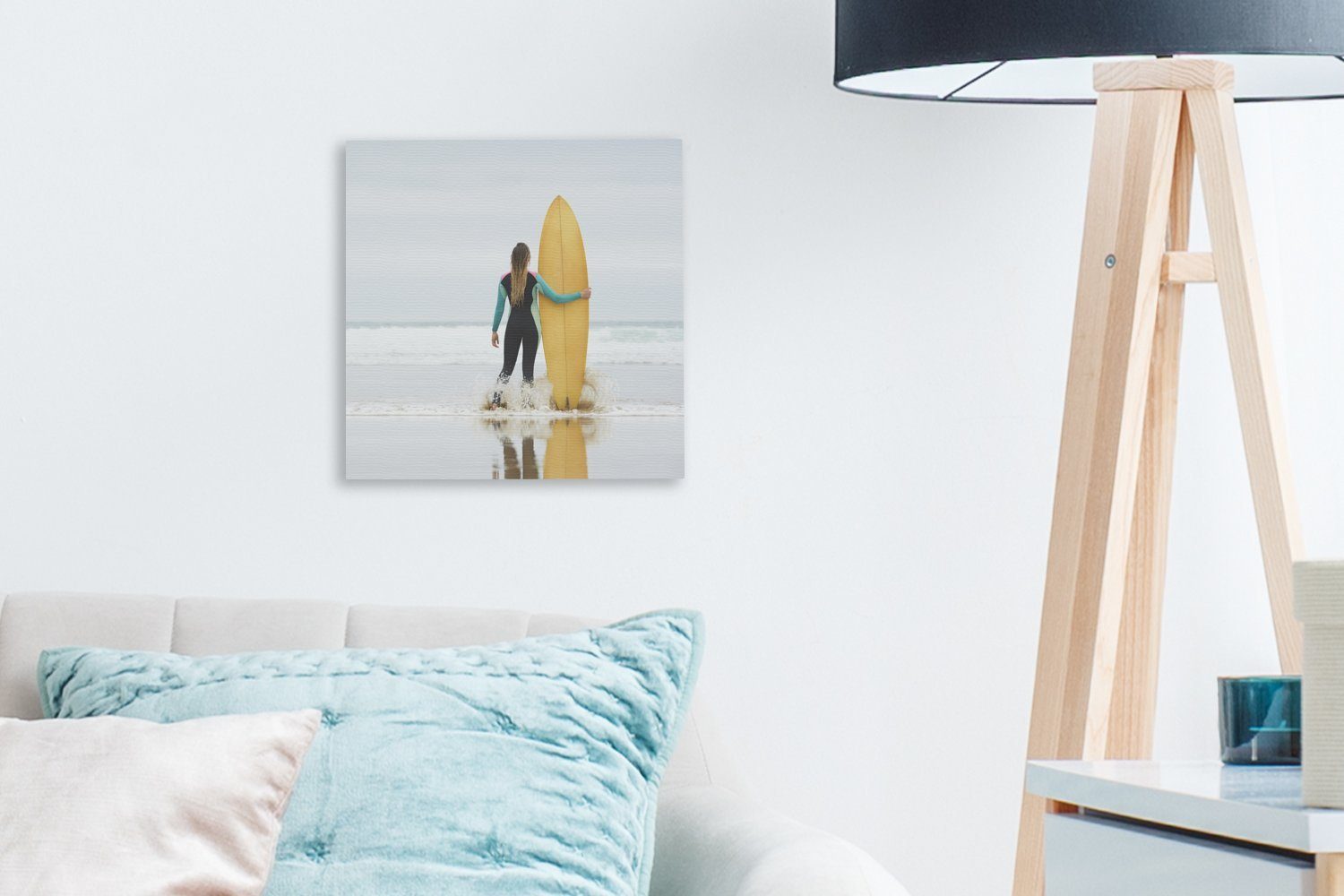 Bilder (1 Surfbrett, Leinwandbild St), neben steht Schlafzimmer Weibliche dem Leinwand für Wohnzimmer OneMillionCanvasses® Surferin