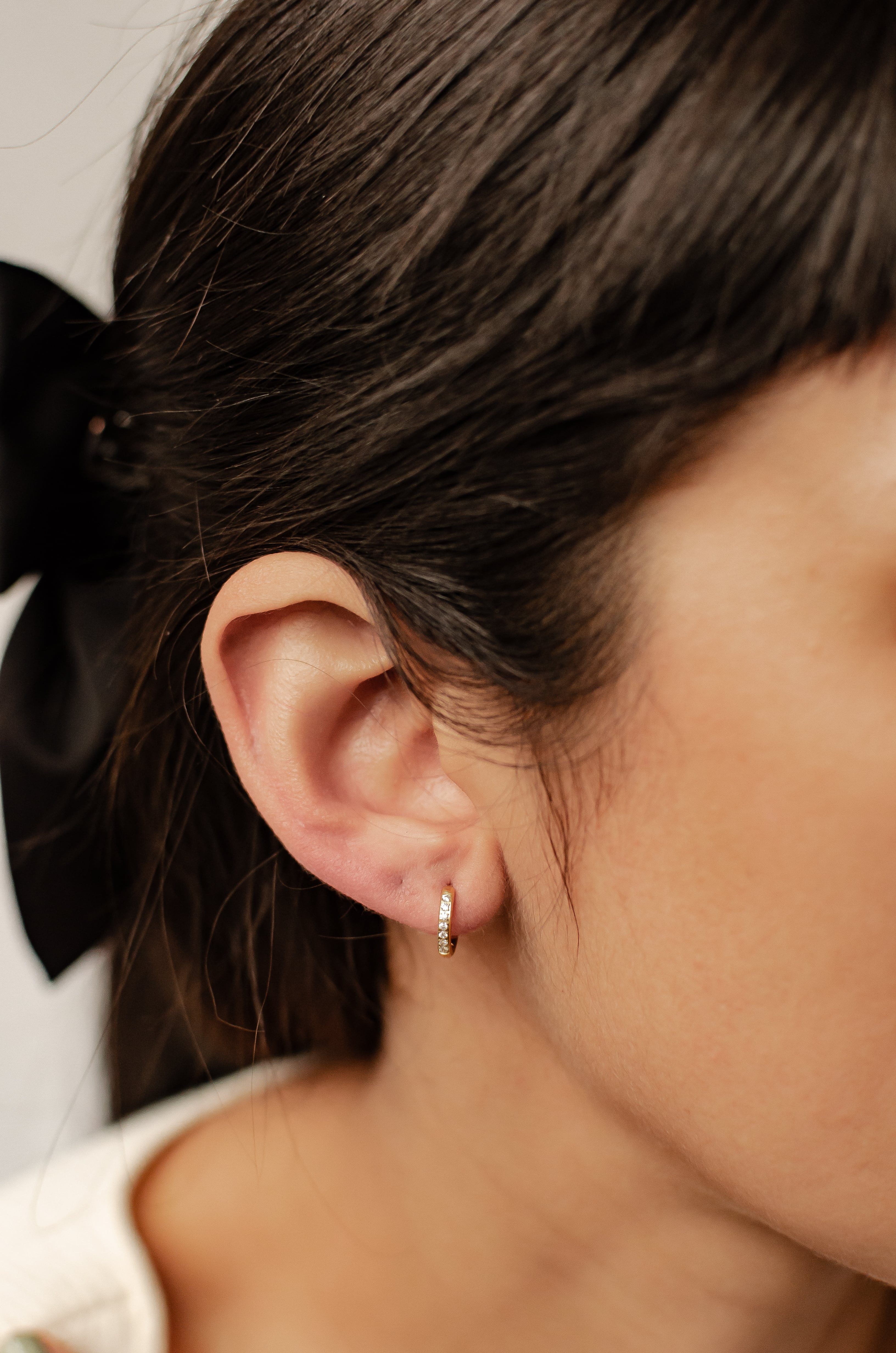 Hey Happiness Paar Creolen Damen Zirkonia, Edelstahl Ohrringe Klein Mittel 18K vergoldet, Klappcreolen in Gold Kristalle rund, wasserfest