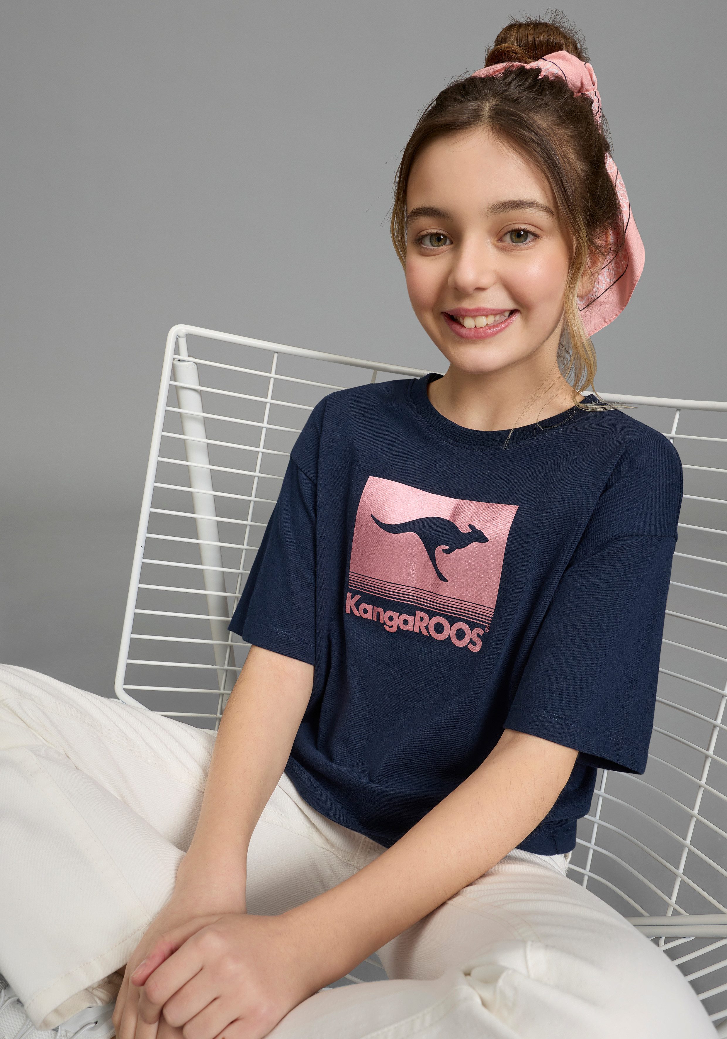 KangaROOS T-Shirt Kurze Form mit Folienprint für Mädchen bequeme Passform, Kurzarm, mit modischem Druck, aus Baumwolle