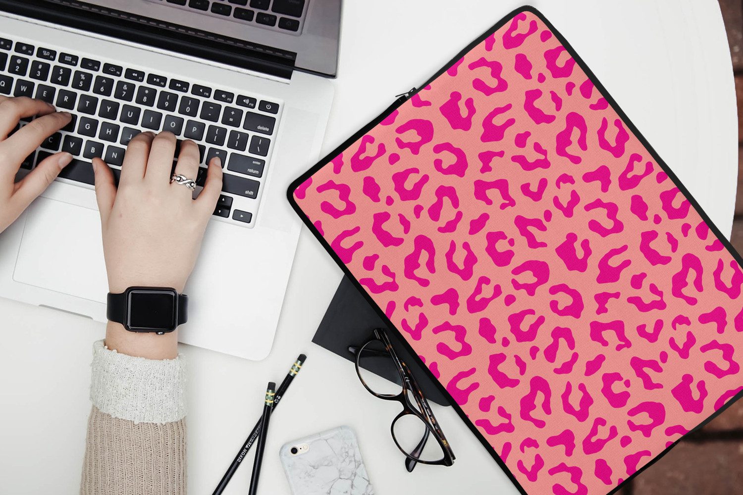 MuchoWow Laptop-Hülle Pantherdruck - Rosa - Tierdruck - Minimalistisch 14 Zoll, Schutzhülle für Laptop, Schutz gegen Kratzern, Laptoptasche