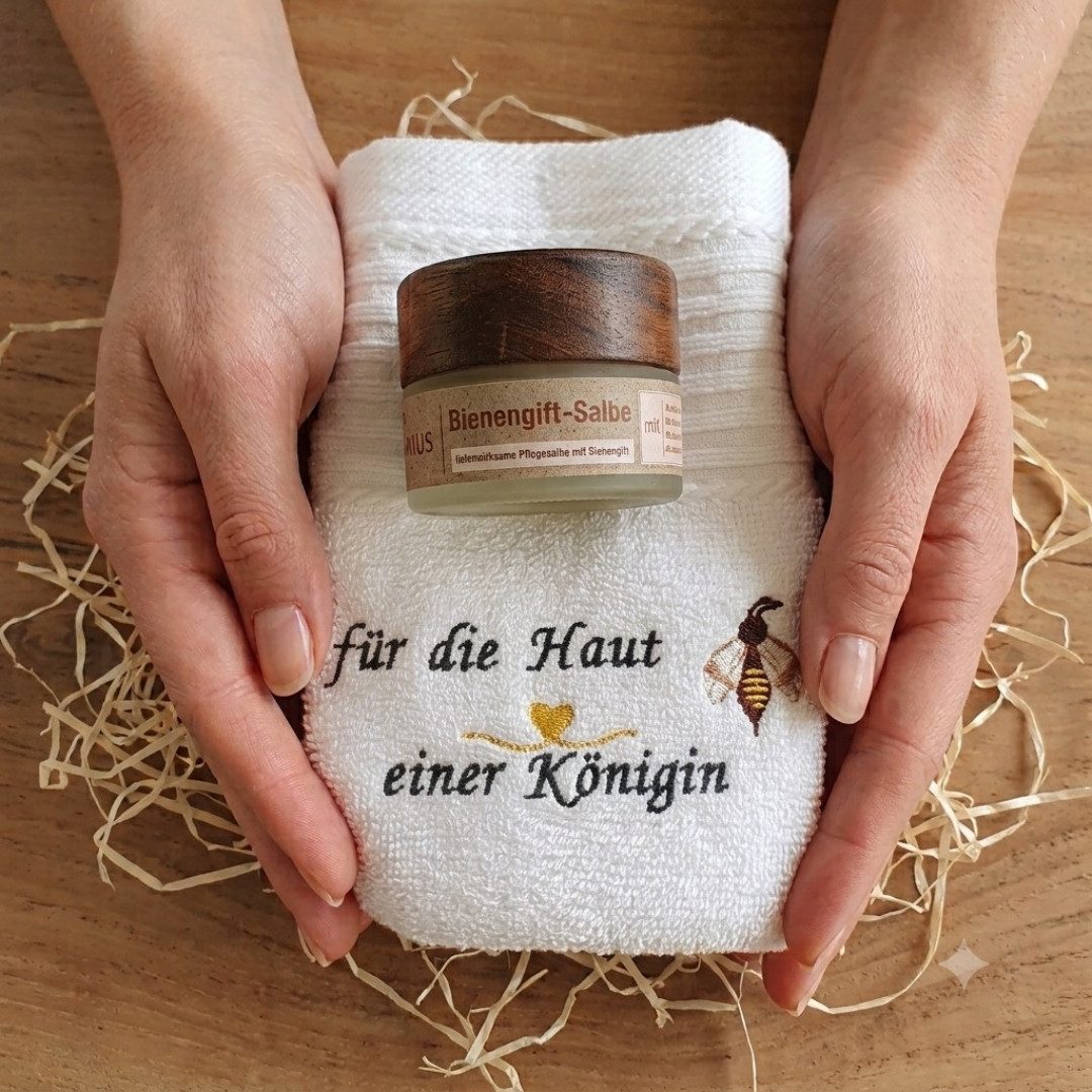 BEE Joyous Pflege-Geschenkset Geschenkset aus BEE Joyous Bienengiftsalbe & besticktem Gästehandtuch, Naturkosmetik, Geschenkset