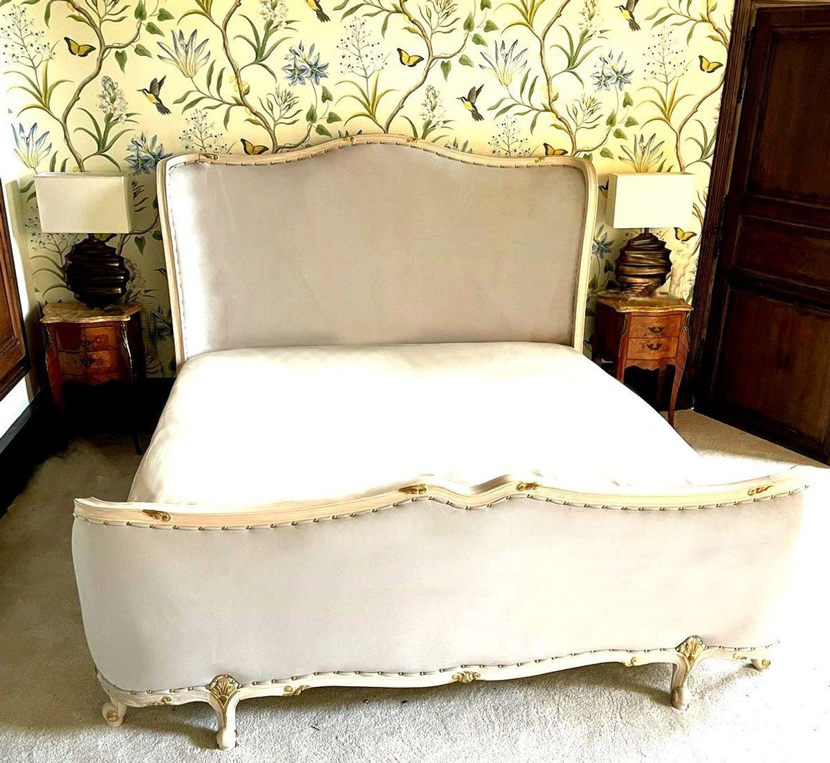 Casa Padrino Bett Casa Padrino Luxus Barock Doppelbett Creme / Gold - Antik  Stil Massivholz Bett - Luxus Schlafzimmer Möbel im Barockstil - Barock  Möbel - Barock Einrichtung - Schlafzimmer Einrichtung