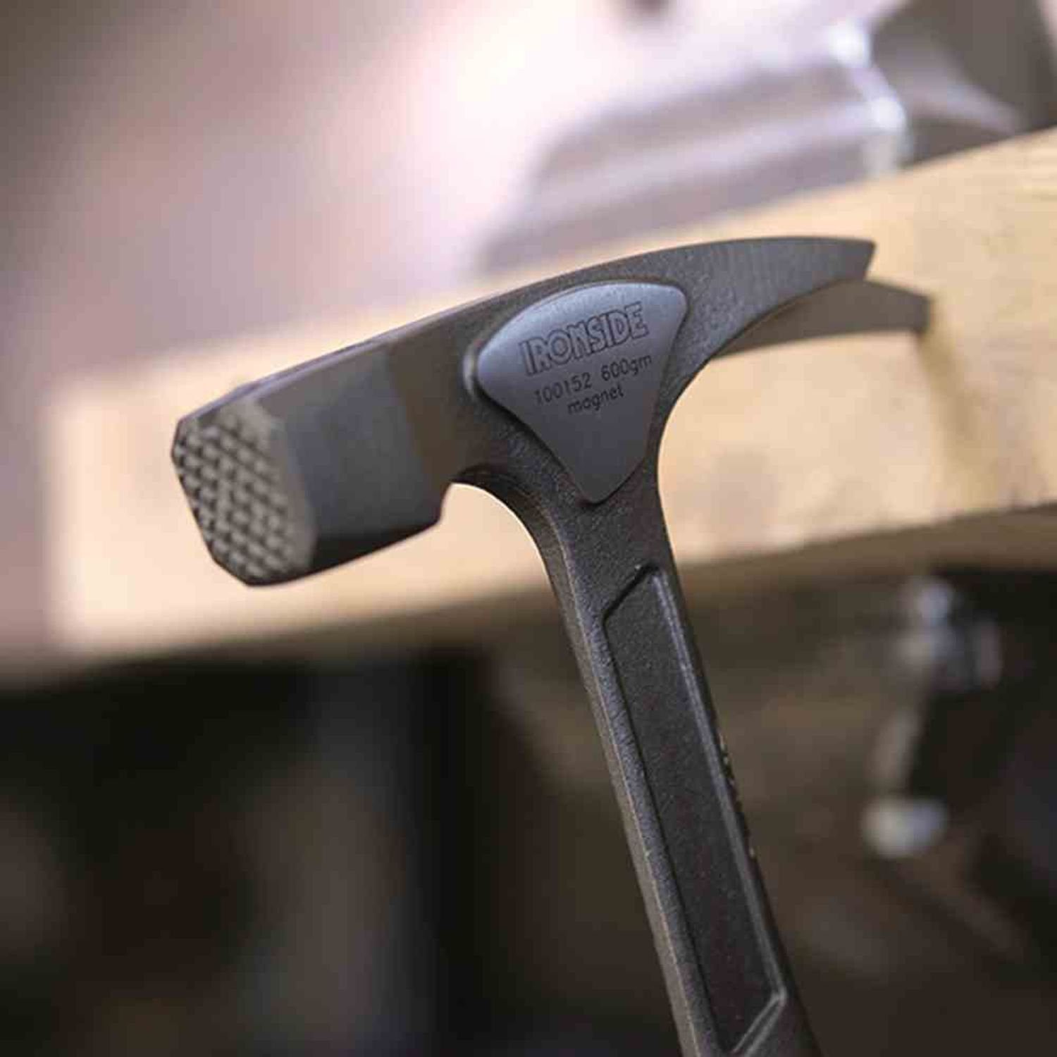 Hammer mit IRONSIDE Anti-Vibration 2-Komponenten-Griff Lattenhammer Magnet, 600g