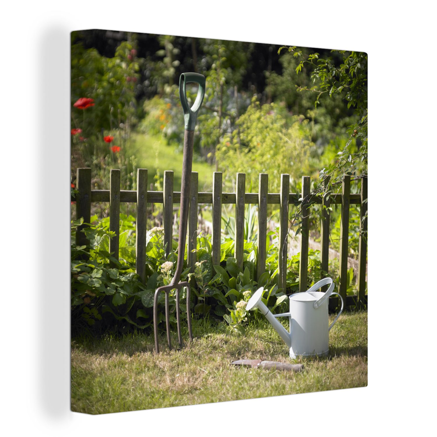 OneMillionCanvasses® Leinwandbild Eine Mistgabel und eine Gießkanne in einem Garten, (1 St), Leinwand Bilder für Wohnzimmer Schlafzimmer