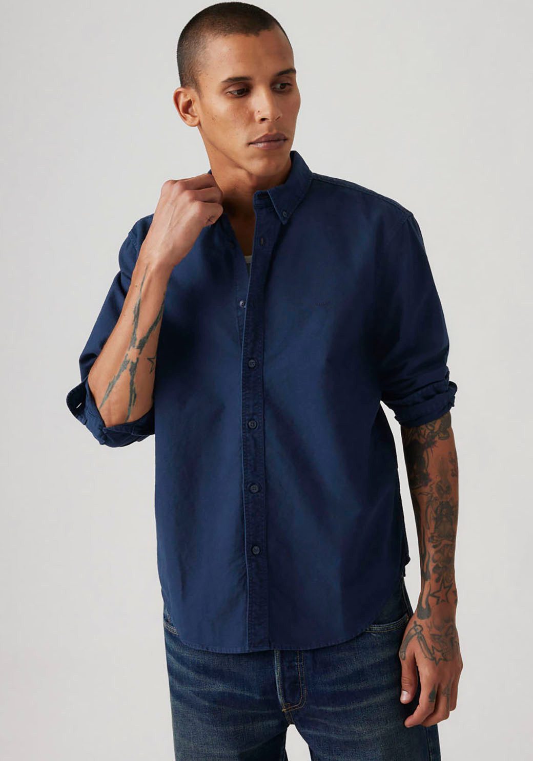 Levi's® Langarmhemd AUTHENTIC BUTTON DOWN mit Ton-in-Ton Logostickerei auf der Brust
