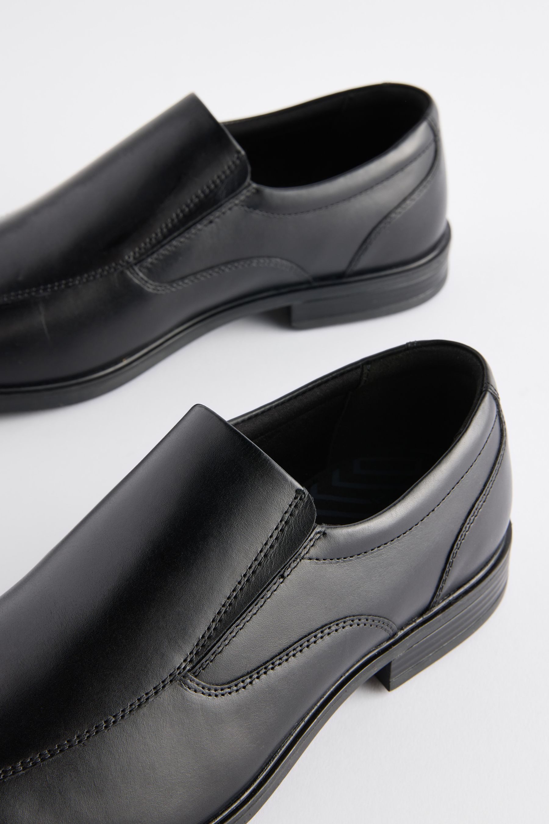 Next Schlupfschuhe mit Ledereinsatz, weite Passform Slipper (1-tlg)