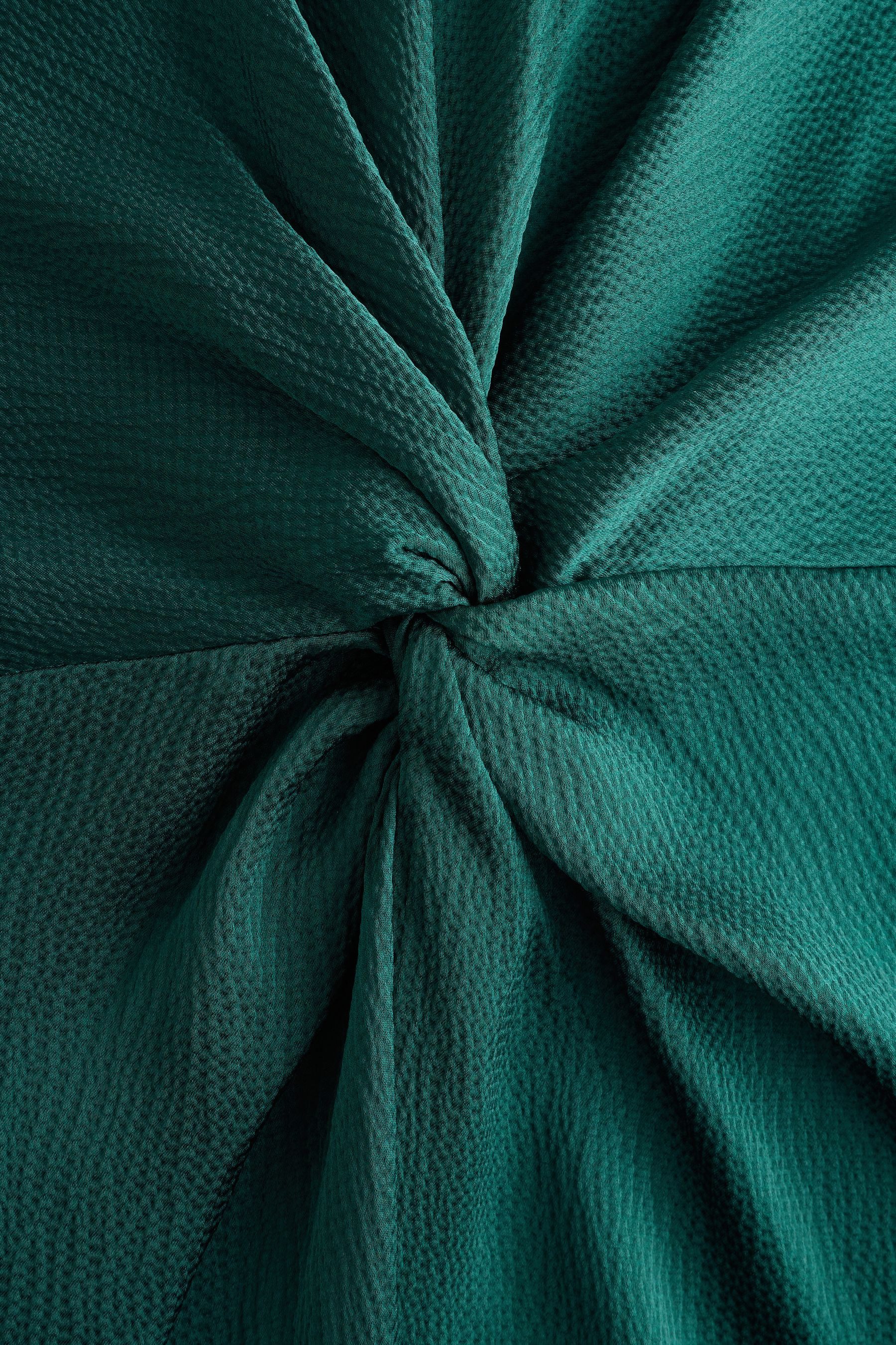 Next Maxikleid Satin-Maxikleid mit langen Ärmeln und Drehdetail (1-tlg)