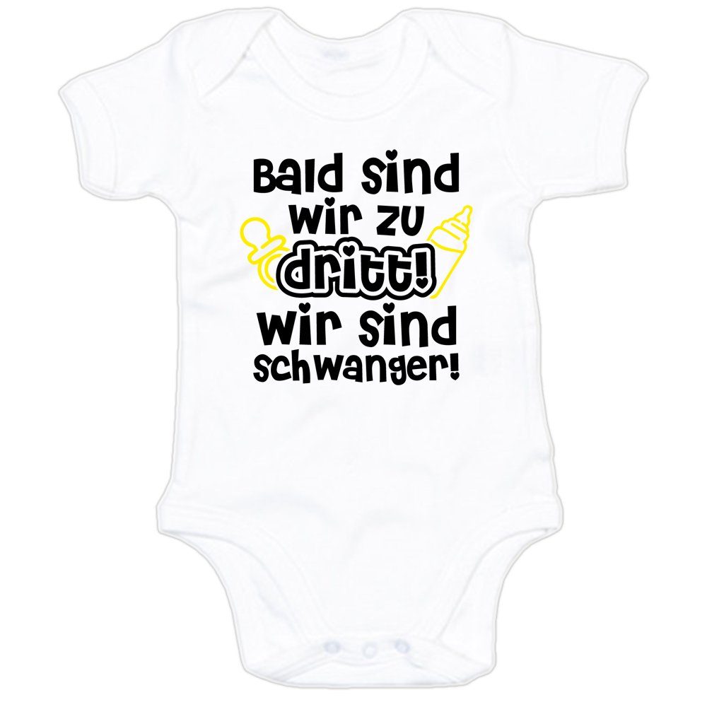 G-graphics Kurzarmbody Bald sind wir zu dritt! Wir sind schwanger! Baby Body mit Spruch / Aufdruck • als Schwangerschaftsüberraschung