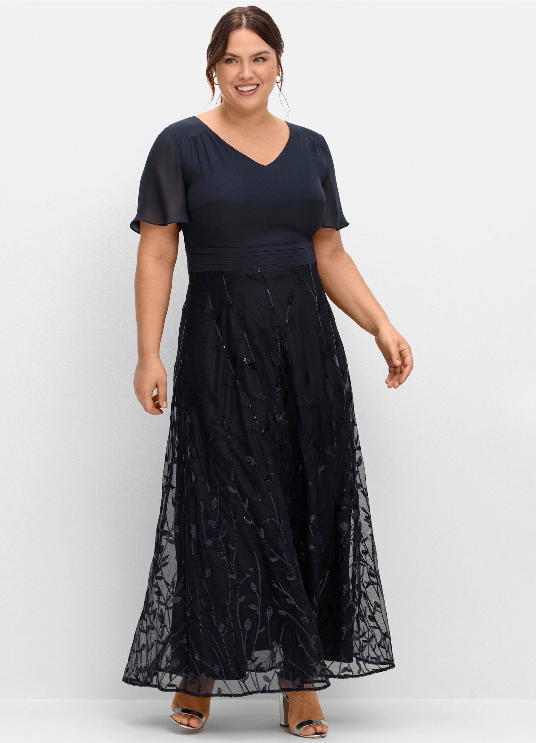 Sheego Etuikleid Abendkleid Kurzarm mit Stickerei und Pailletten am Rock – Bild 5 von 5