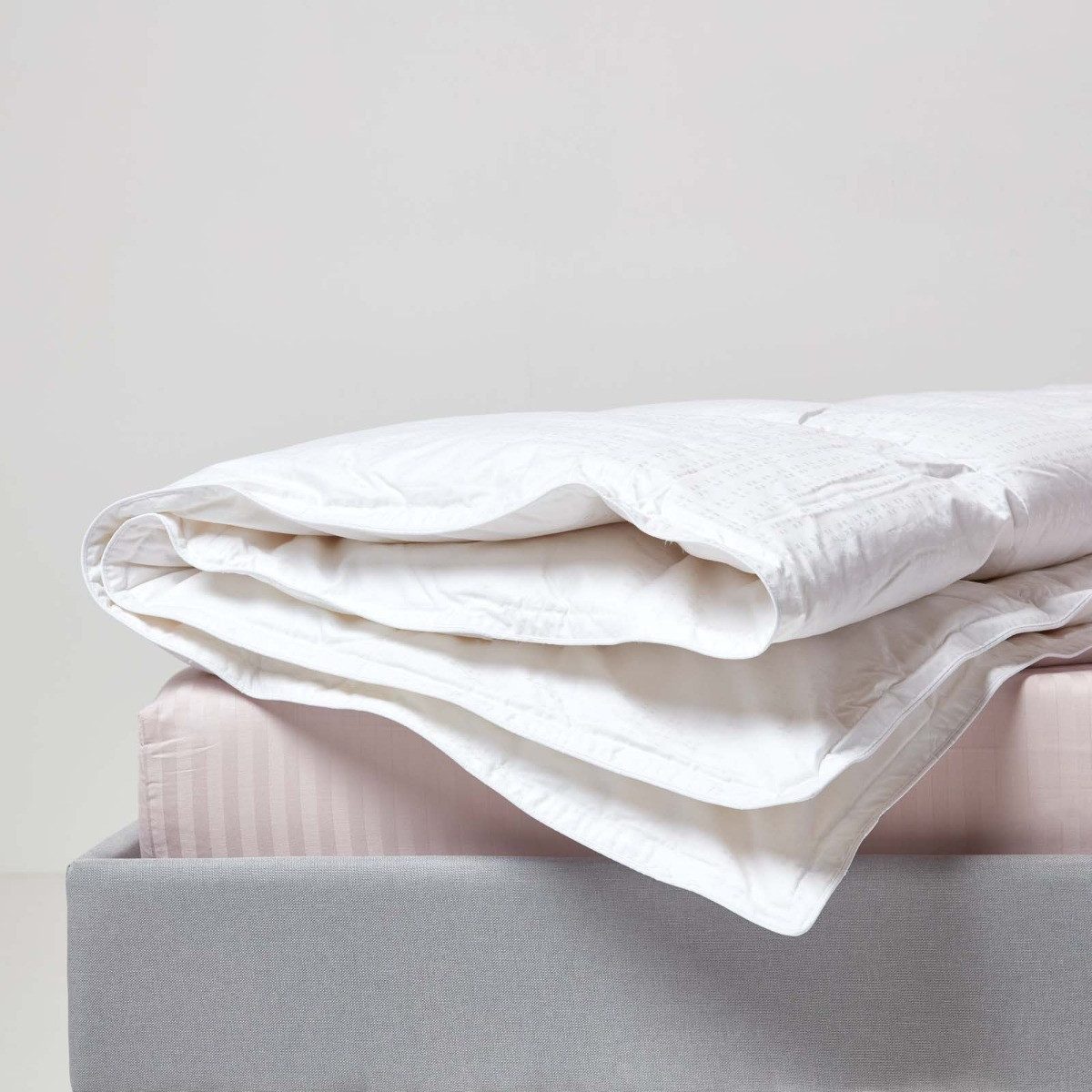 Homescapes Gänsedaunenbettdecke Leichte Sommer-Daunendecke 135x200cm Premium Gänsedaunen, Wärmeklasse2, Füllung: 70% Gänsedaunen, 30% Gänsefedern, Außenmaterial: 100 % Baumwolle