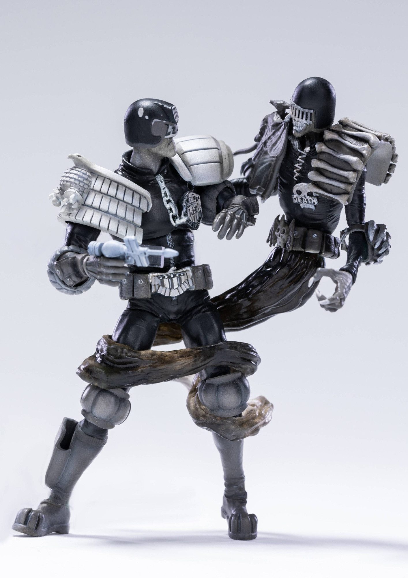 Hiya Toys Actionfigur SDCC 2022 JUDGE DREDD VS DEATH BLACK & WHITE PX 1/8 ACTIONFIGUREN 2-PA