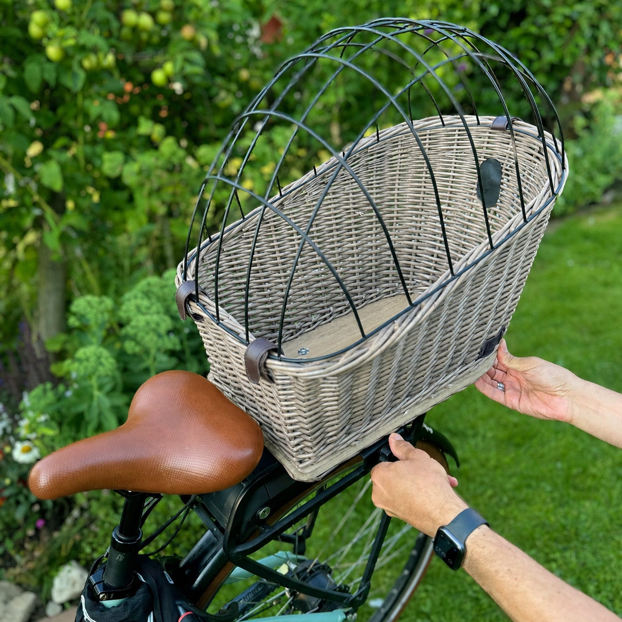 UNUS GARDEN Fahrradkorb Hundefahrradkorb Weide (47x34x29cm (LxBxH), Gitterabdeckung, waschbares Kissen und Schutzriemen