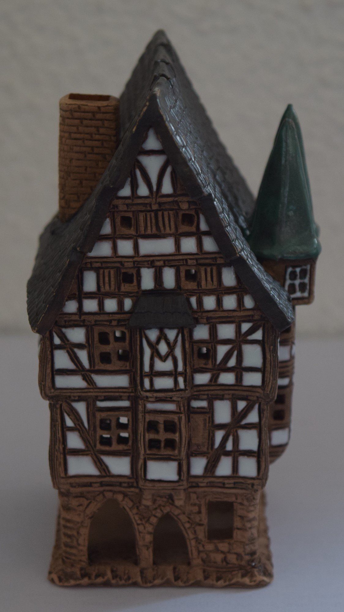 Dekohelden24 Räucherhaus Keramik- Lichthaus - Fachwerkhaus - HandArt, (1 St) Haus H