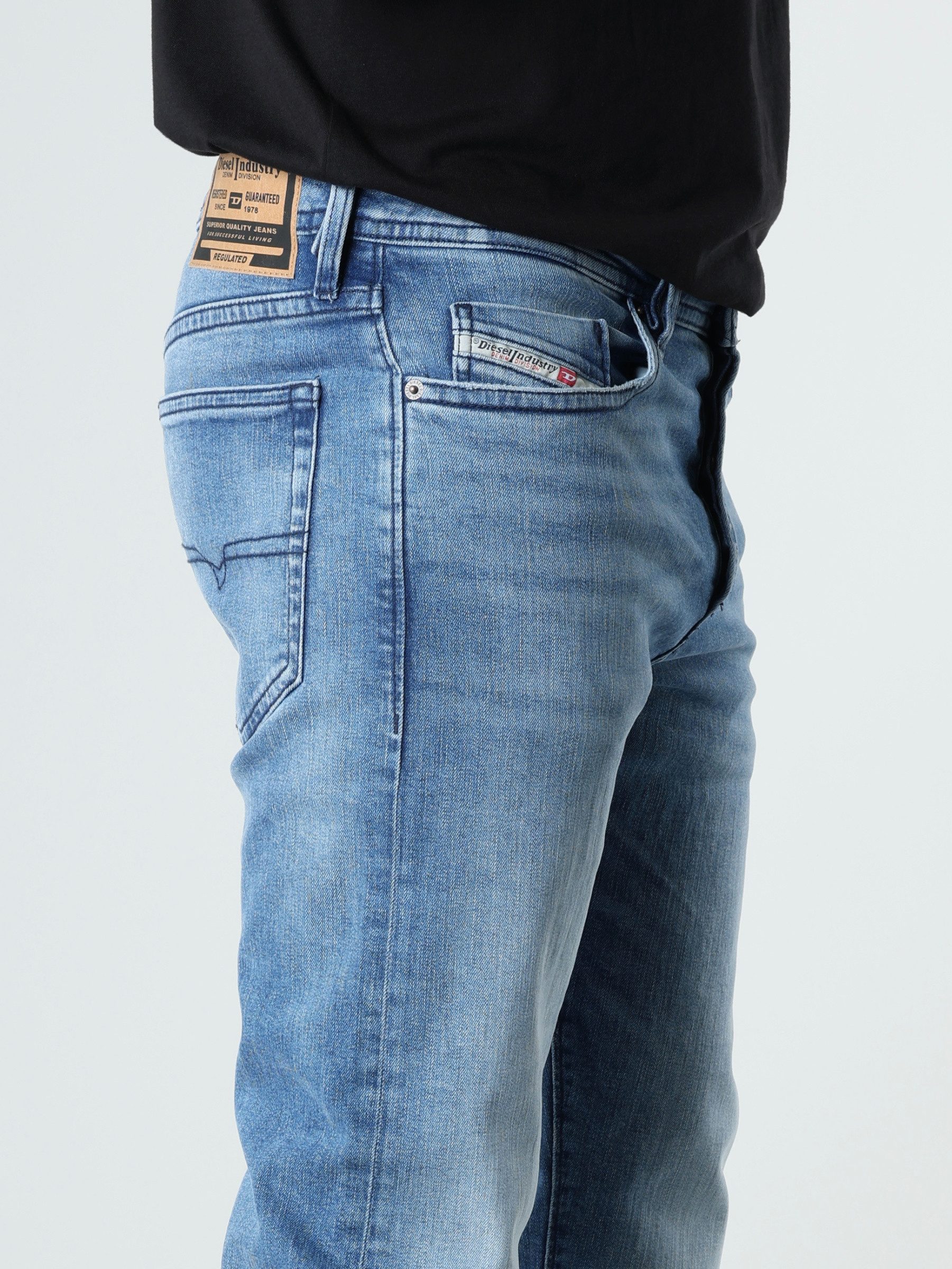 Diesel Tapered-fit-Jeans Regular Fit, niedrige Leibhöhe - BUSTER-X - Länge:32 Leichter Denim, mittlerer bis hoher Stretch