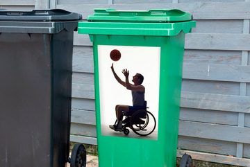 MuchoWow Wandsticker Silhouette eines Basketballspielers im Rollstuhl, der auf den Korb (1 St), Mülleimer-aufkleber, Mülltonne, Sticker, Container, Abfalbehälter