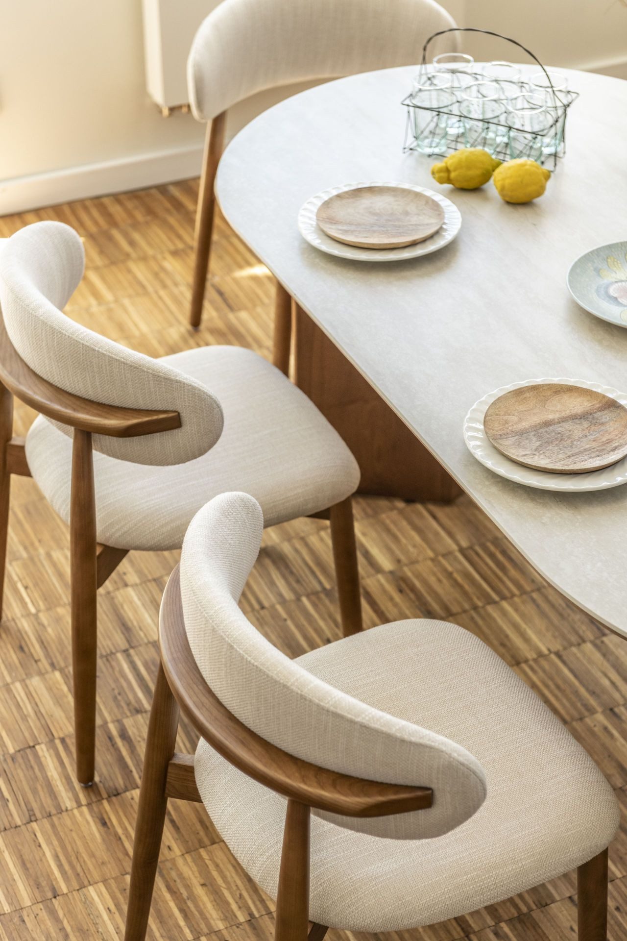 Vintagehaus Essgruppe Travertin Tisch Tivoli + Esszimmerstühle Linea – Bild 4 von 5