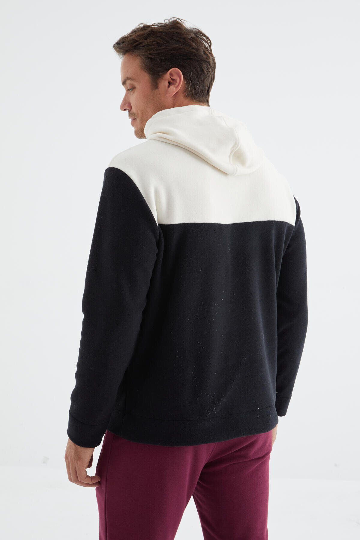 Kängurutasche dunkelblau mit TOMMY Color-Block im Hoodie UNITED LIFE Stil