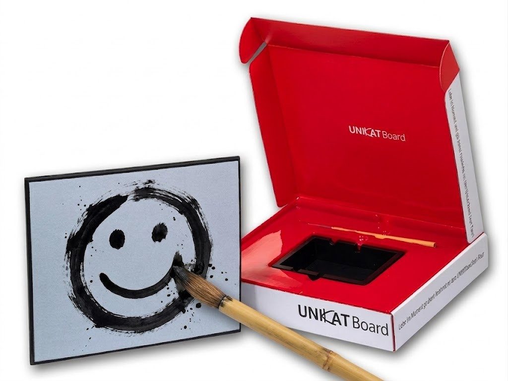 IK - Immanuel Kraus Zaubertafel UNIKAT Board – Magisches Wasser-Malbrett Set, (3-tlg., Maltafel inkl. Pinsel und Ständer), Zaubertafel für Kinder & Erwachsene, intuitives Malen nur mit Wasser