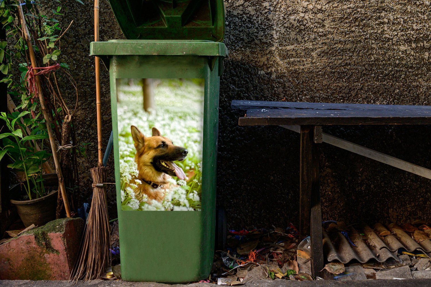 Blumen St), sitzt Mülleimer-aufkleber, weißen Container, Deutscher Wandsticker Schäferhund Mülltonne, Sticker, der Abfalbehälter (1 MuchoWow inmitten
