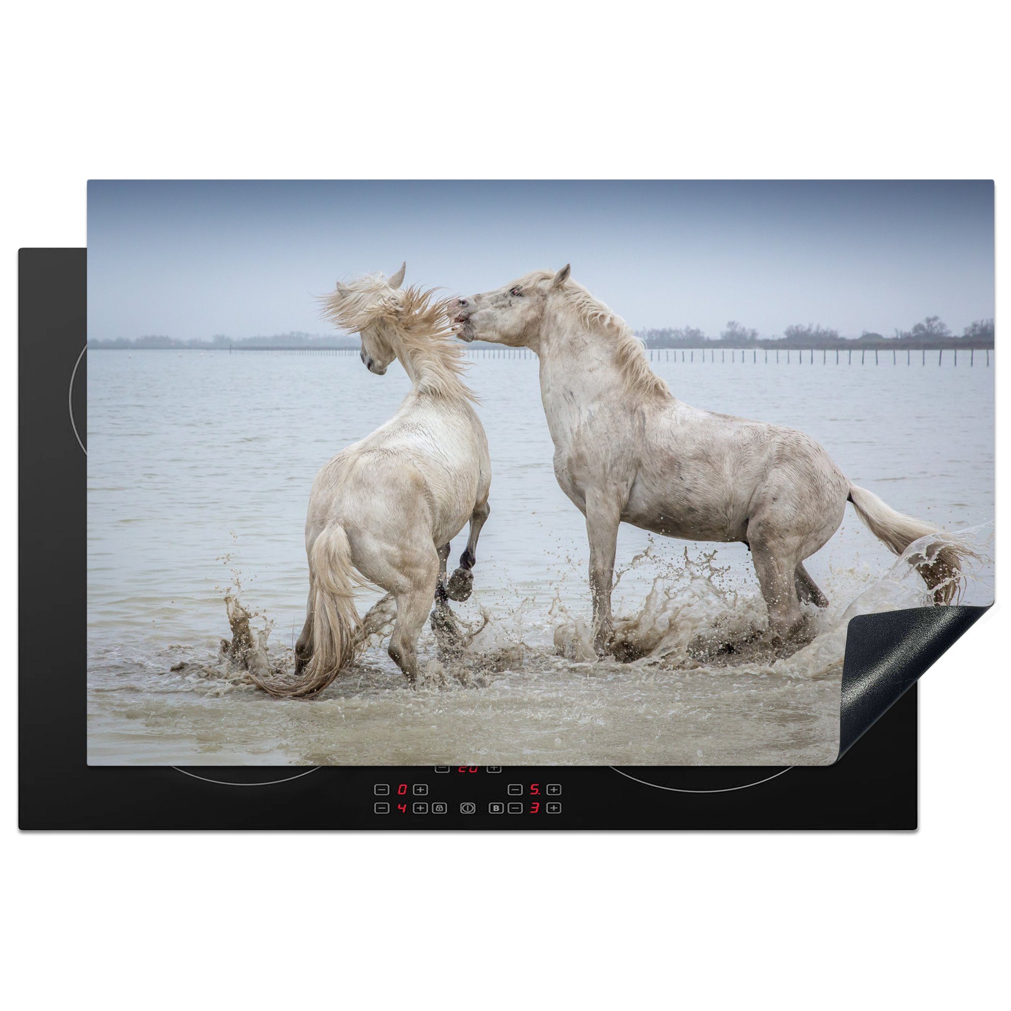 MuchoWow Herdblende-/Abdeckplatte Zwei Pferde spielen im Wasser in der Camargue, Vinyl, (1 tlg), 81x52 cm, Induktionskochfeld Schutz für die küche, Ceranfeldabdeckung