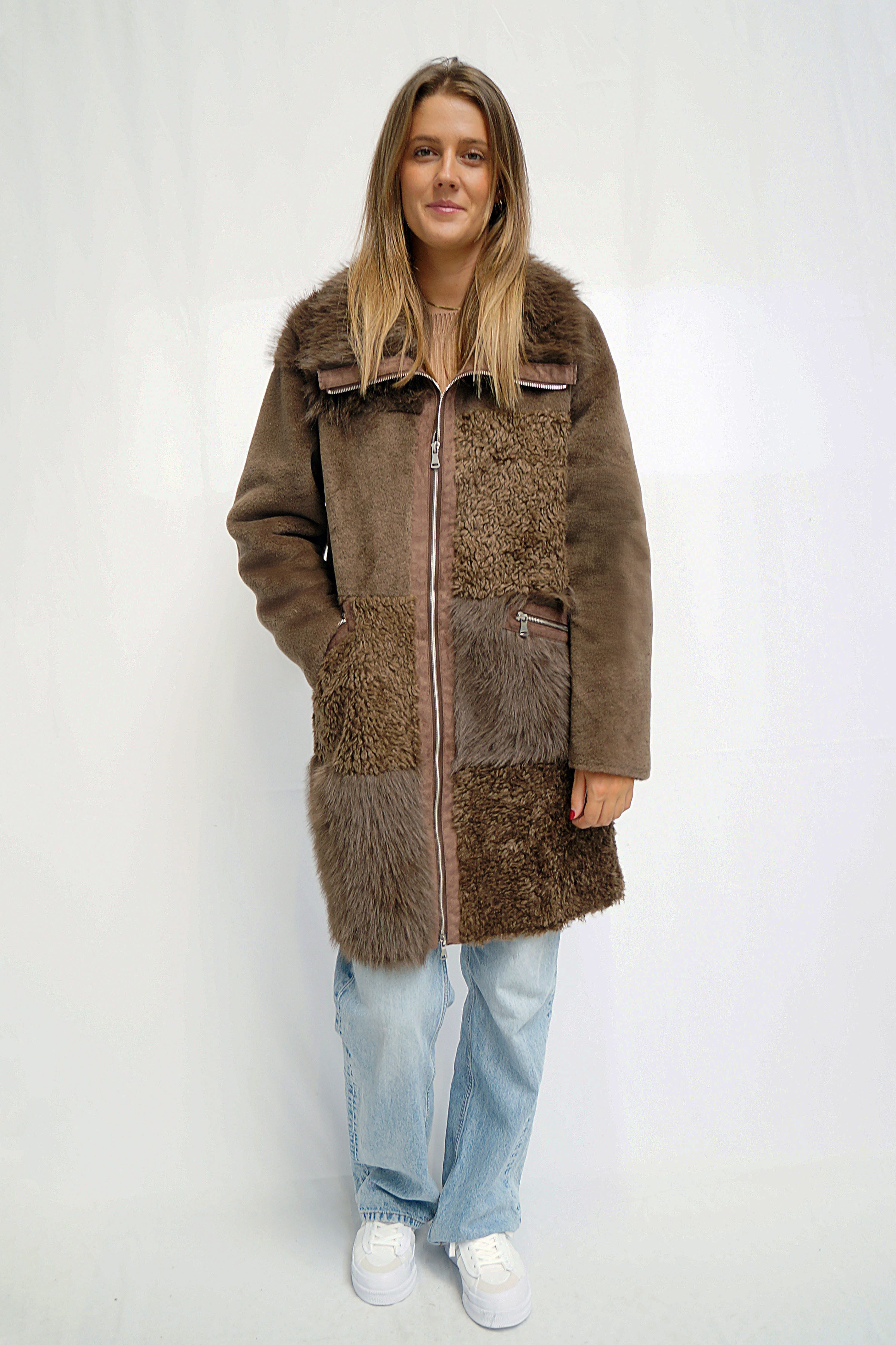 FUNK since 1776 Fellimitatmantel in Lammoptik im Webpelz Mix - mit Eyecatcher Kragen