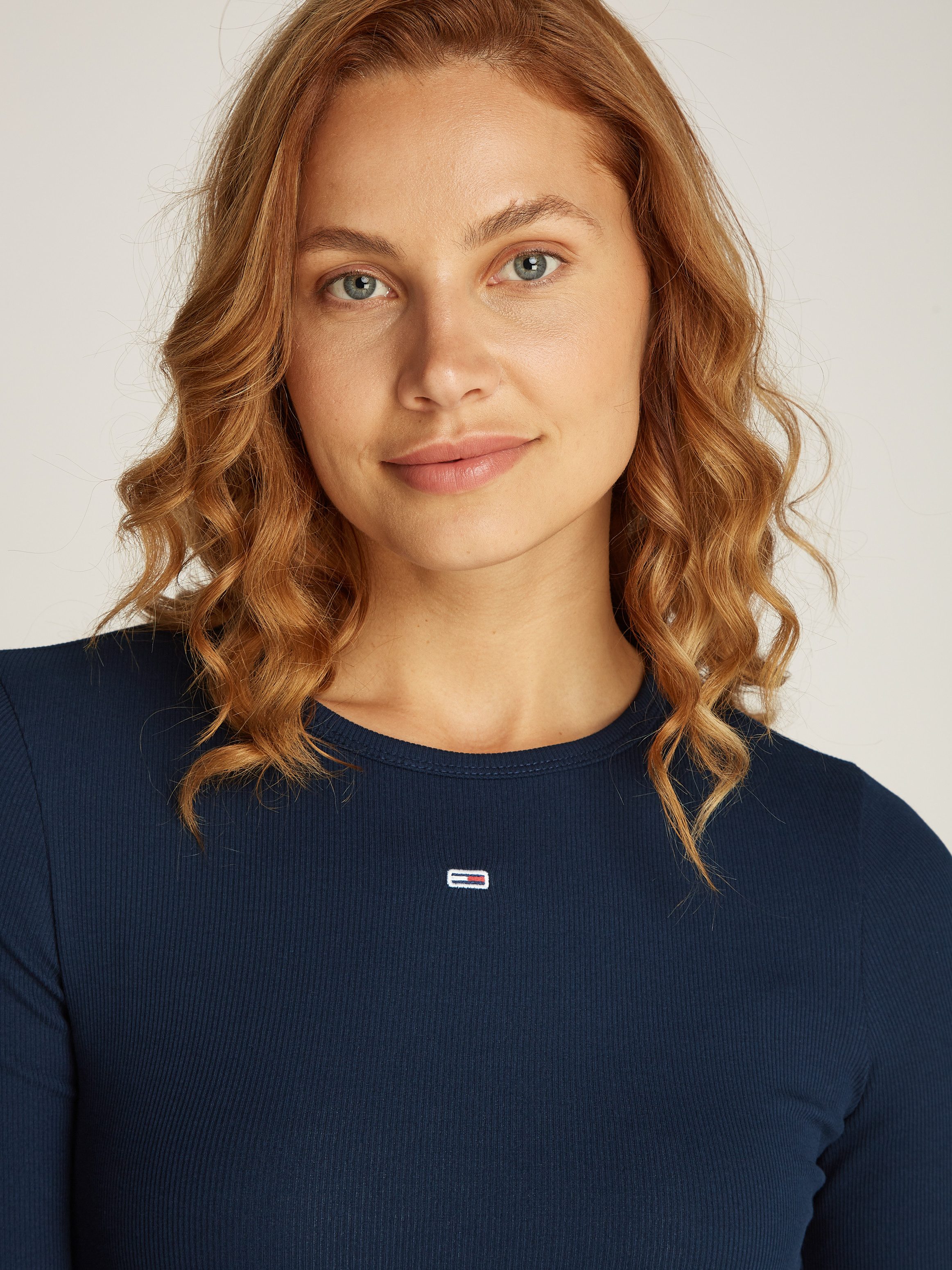 Tommy Jeans Langarmshirt TJW SLIM ESSENTIAL RIB LS mit Logostickerei – Bild 3 von 5