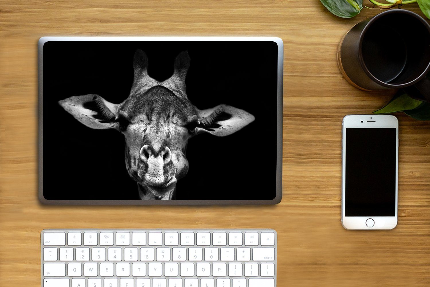 Thumbnail - MuchoWow Laptop-Aufkleber Giraffe - Porträt - Tiere - Schwarz - Weiß, (1tlg), Laptop Folien Cover, Aufkleber, Sticker, S...