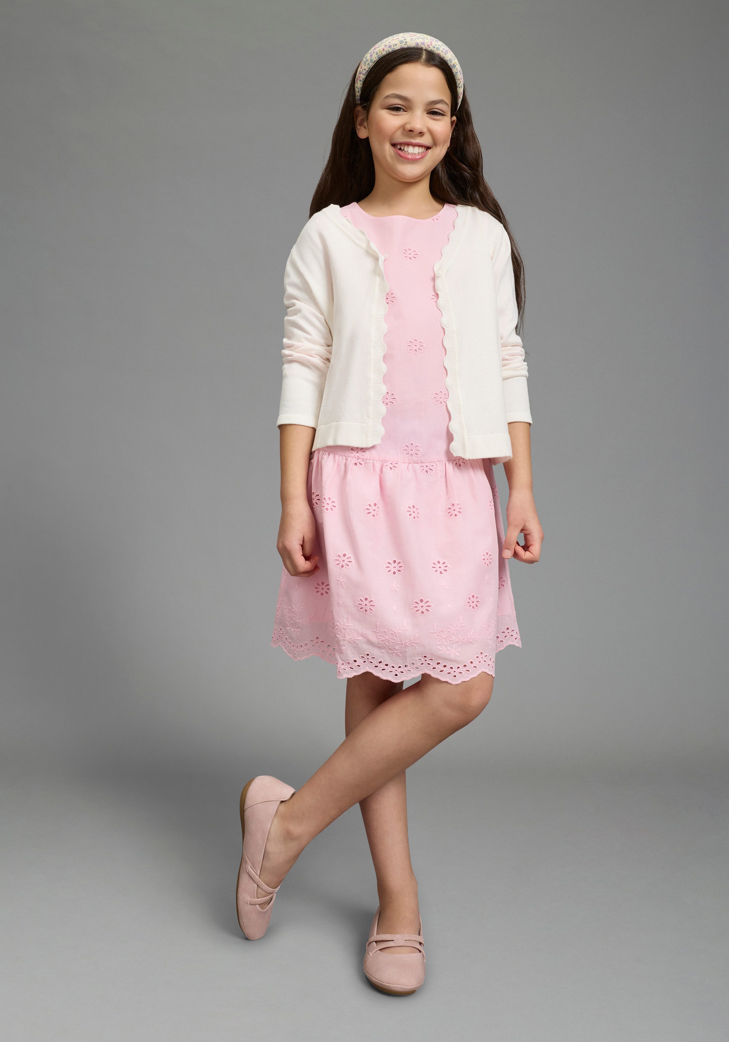 KIDSWORLD Spitzenkleid Kleid mit Lochstickerei für Mädchen aus Popeline und Web-Material, mit ausgestellter Passform