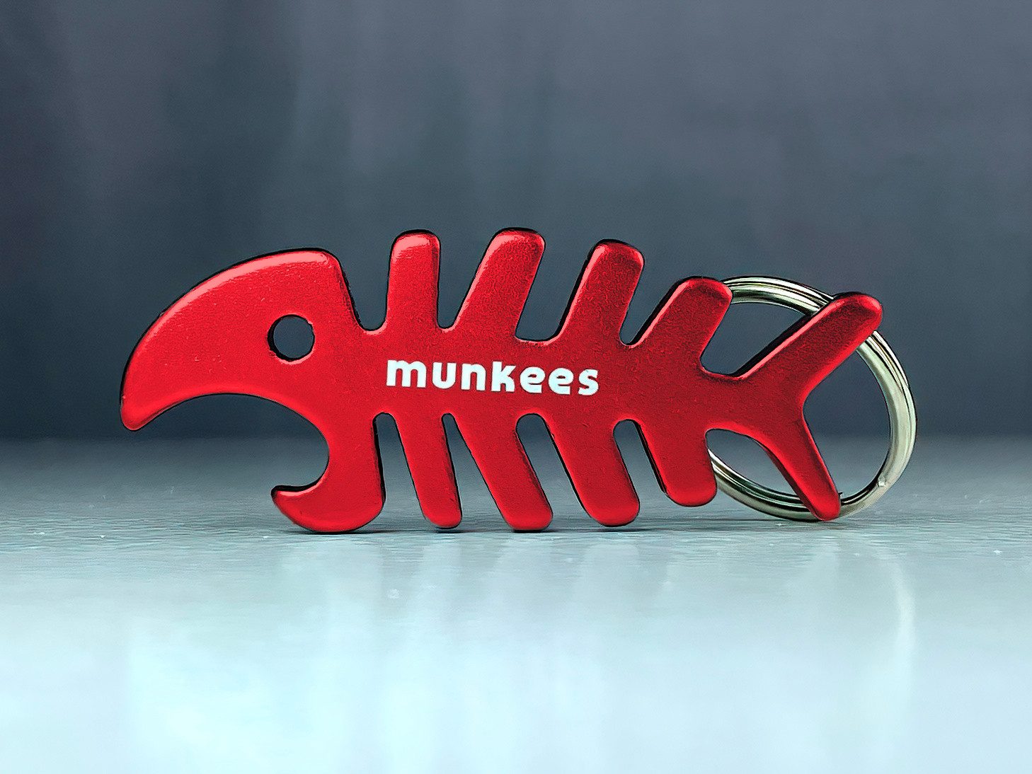 Munkees Flaschenöffner Fisch-Design Anhänger Figur mit Flaschenöffner, Rot, Aluminium (Packung, 1-tlg), Flaschenöffner, Schlüsselring, Aluminium