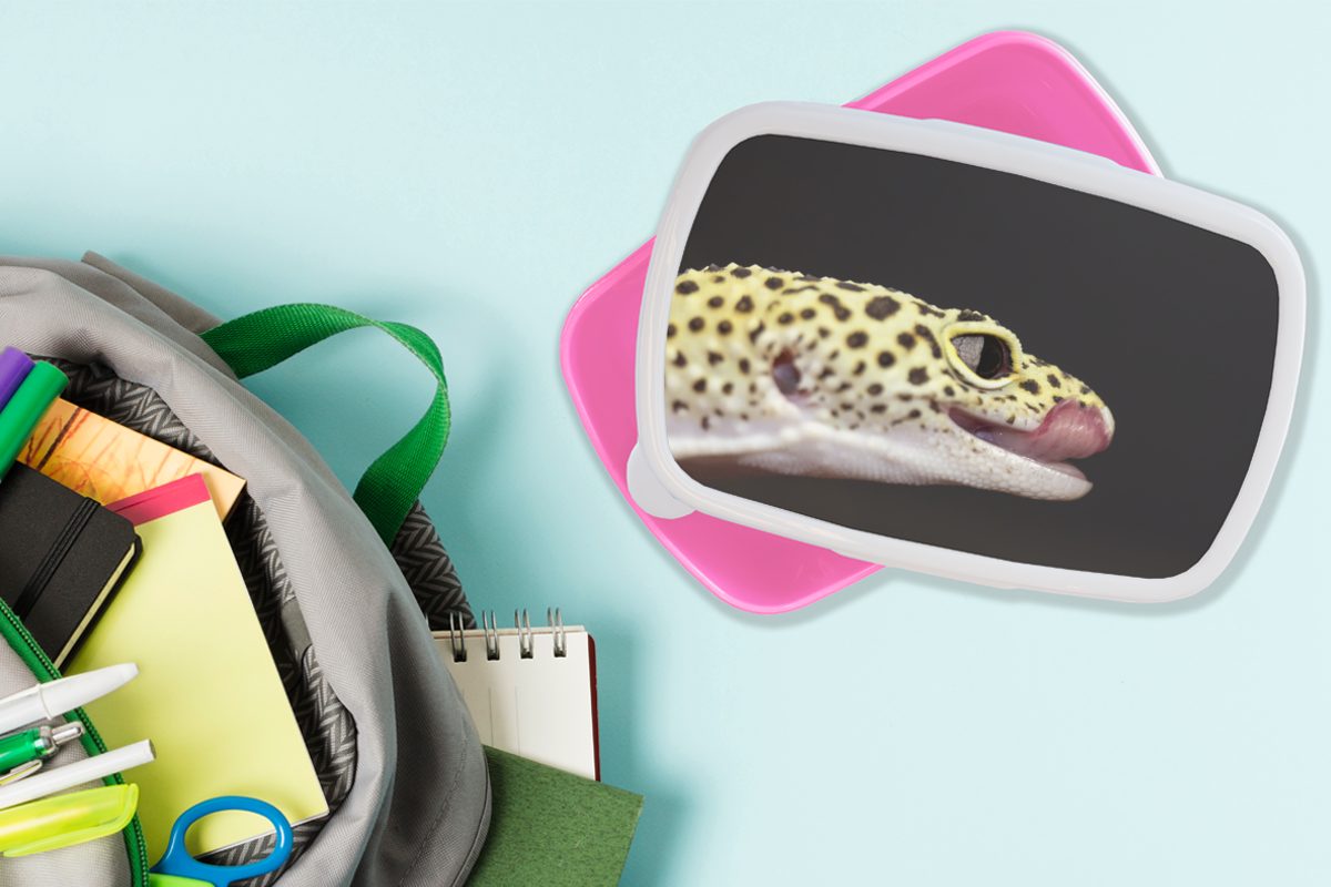 für Leopardgecko mit Zunge, Erwachsene, Kinder, Brotbox Brotdose Snackbox, heraushängender MuchoWow auf rosa Kunststoff Mädchen, Kunststoff, Hintergrund Lunchbox (2-tlg), schwarzem