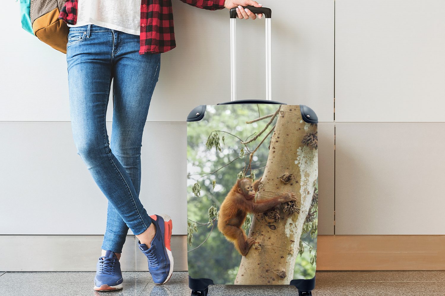 MuchoWow Handgepäckkoffer Orang-Utan-Baby klettert auf in Reisetasche Natur, Trolley, einen Rollen, Baum der für mit Handgepäck Ferien, rollen, 4 Reisekoffer
