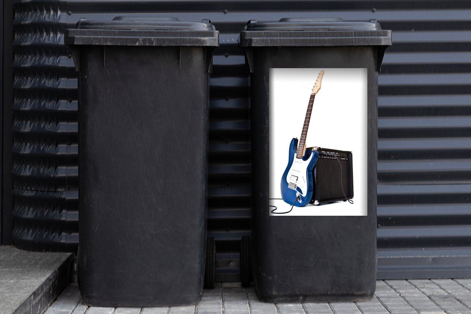MuchoWow Wandsticker Eine E-Gitarre, die Container, St), an Mülltonne, (1 Sticker, Mülleimer-aufkleber, gelehnt Verstärker einen ist Abfalbehälter