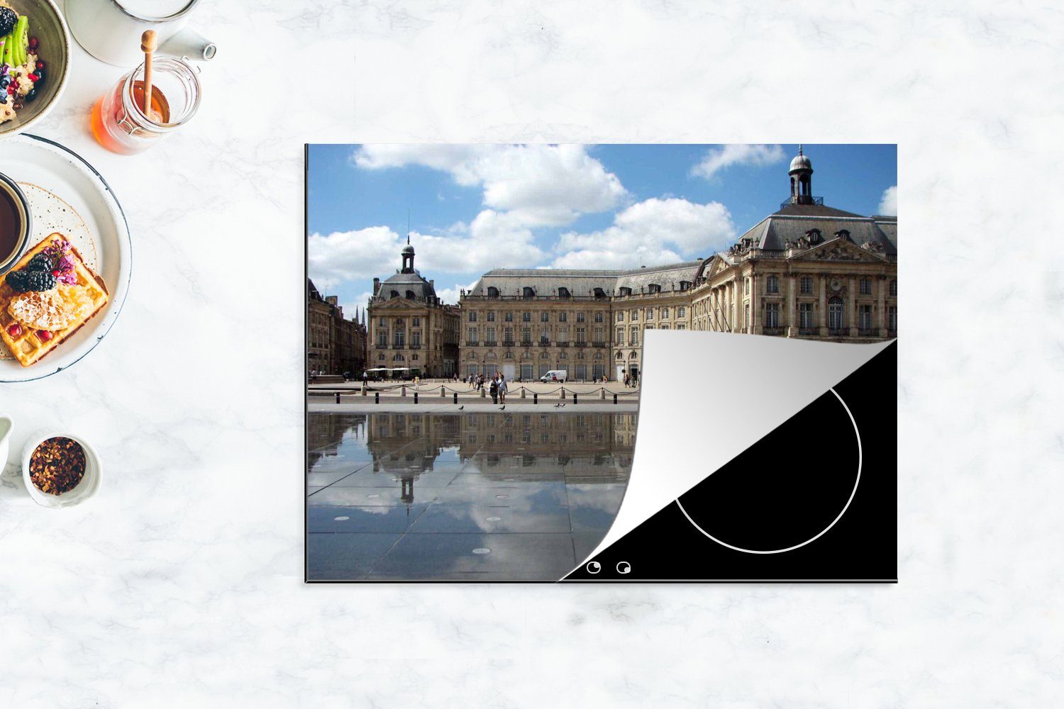 Frankreich Architektur, Herdblende-/Abdeckplatte MuchoWow nutzbar, - Vinyl, Mobile tlg), Ceranfeldabdeckung - Bordeaux cm, 70x52 Arbeitsfläche (1