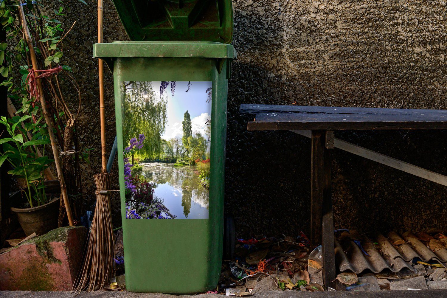 MuchoWow Wandsticker Farben, die sich Wasser im Frankreich Abfalbehälter Container, Gartens von in Mülleimer-aufkleber, (1 Monet Sticker, St), Mülltonne, des