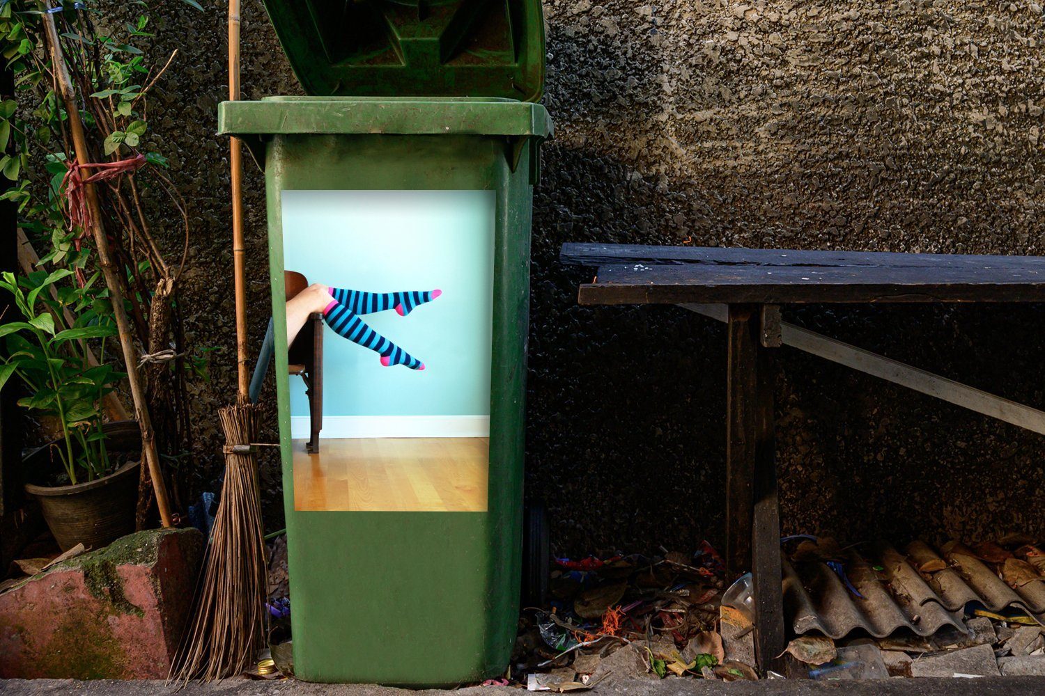 MuchoWow Wandsticker Mülleimer-aufkleber, Sticker, Socken mit Container, (1 Mülltonne, gestreiften St), Abfalbehälter Frau