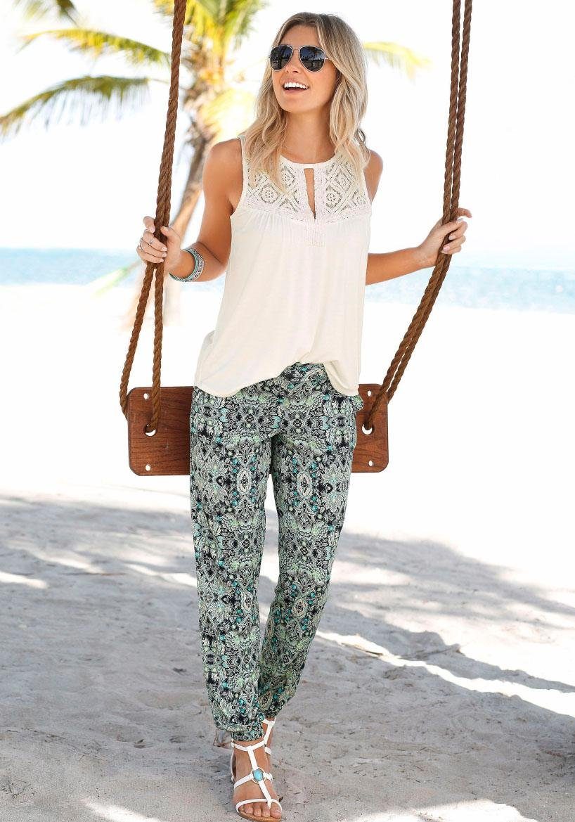 LASCANA Strandhose mit Ethnoprint aus leichter Viskoseware leichte Sommerhose, luftige Jerseyhose, Schlupfhose – Bild 3 von 5