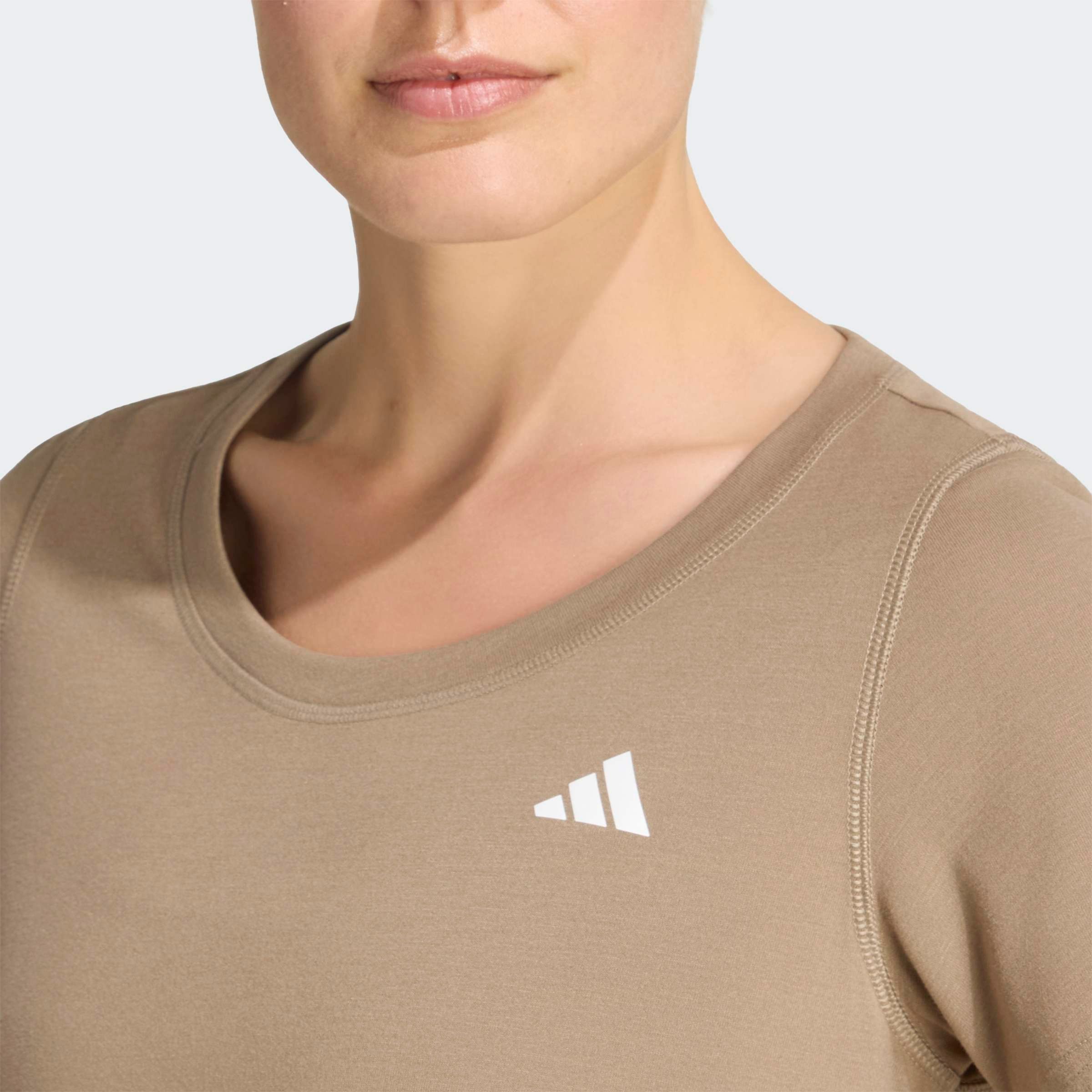 adidas Performance T-Shirt WORKOUT ESSENTIALS MIT TIEFEM AUSSCHNITT für sportliche Looks im Alltag und beim Training, ohne Verschluss