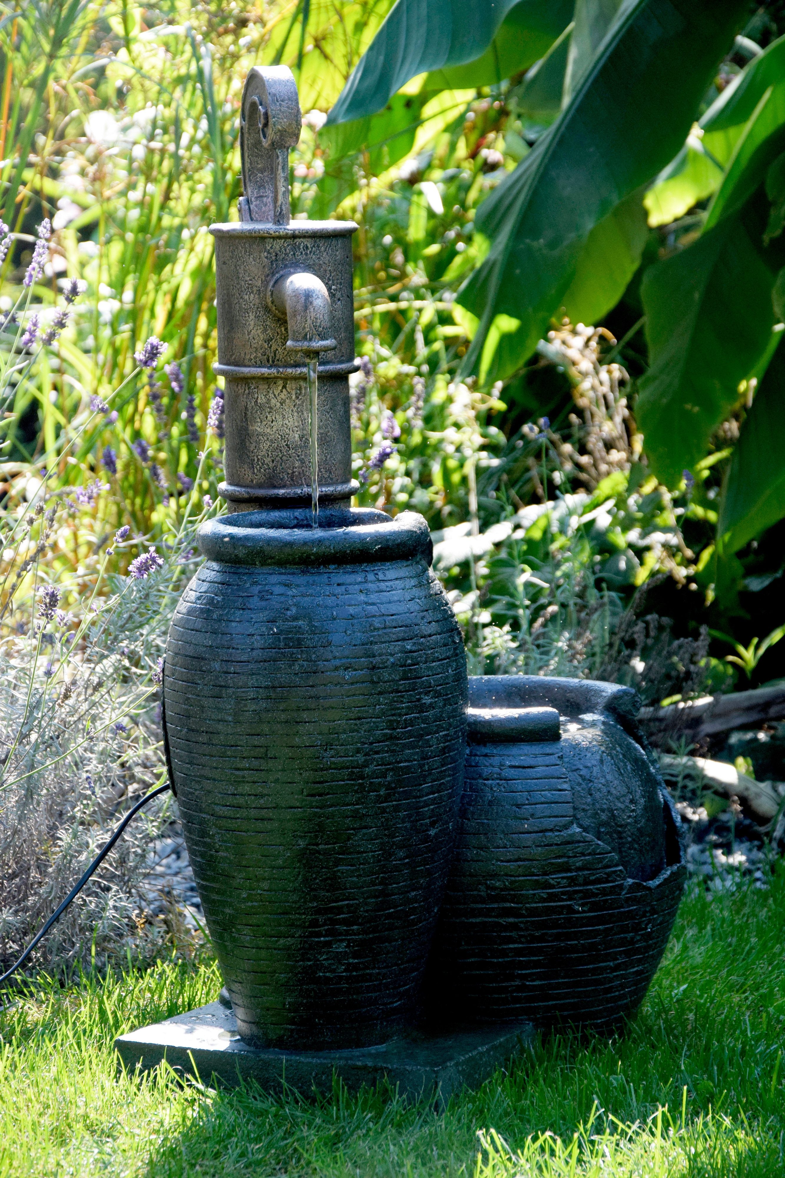 dobar Gartenbrunnen Großer Design-Gartenbrunnen mit Zier-Handpumpe